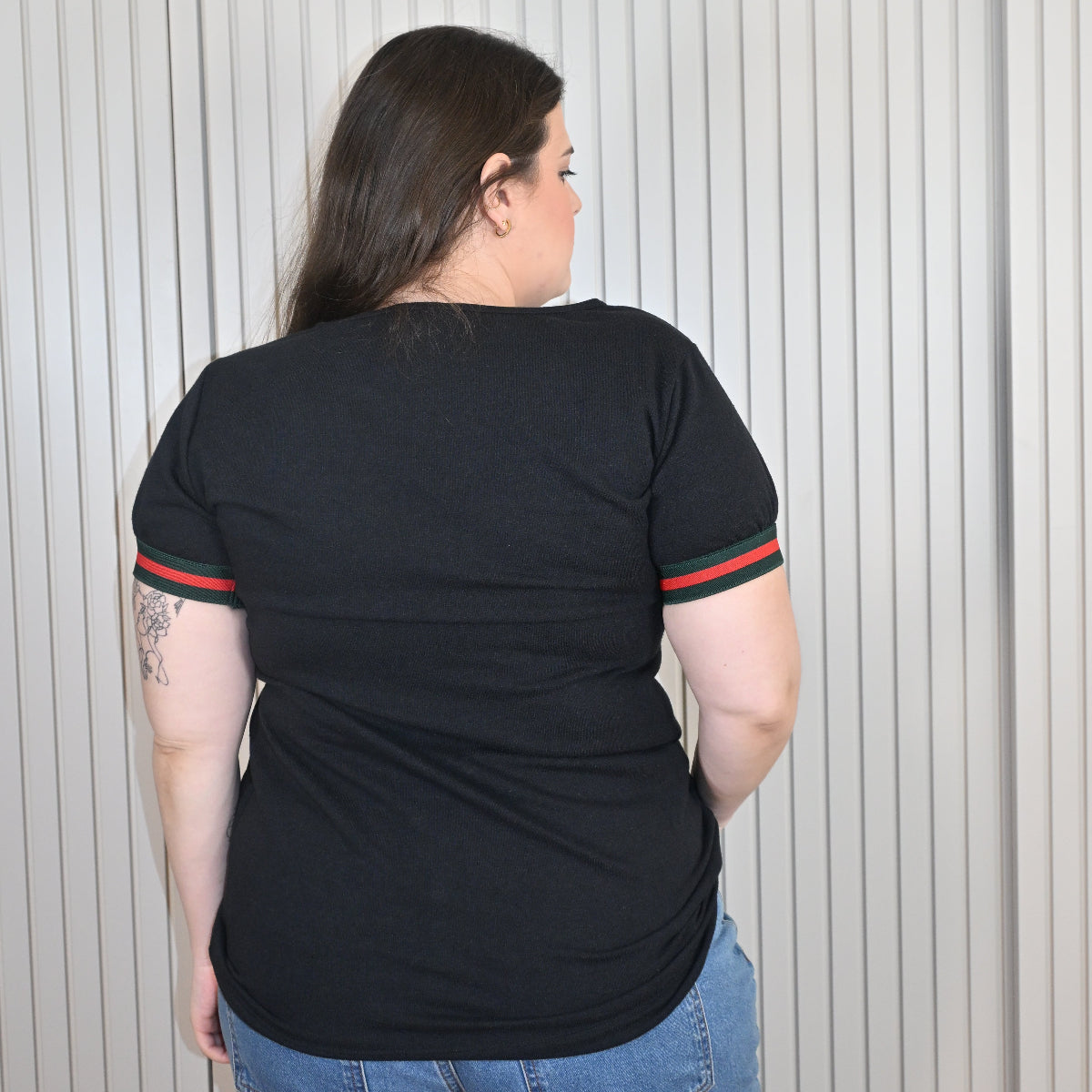 Camiseta com faixa verde e vermelho