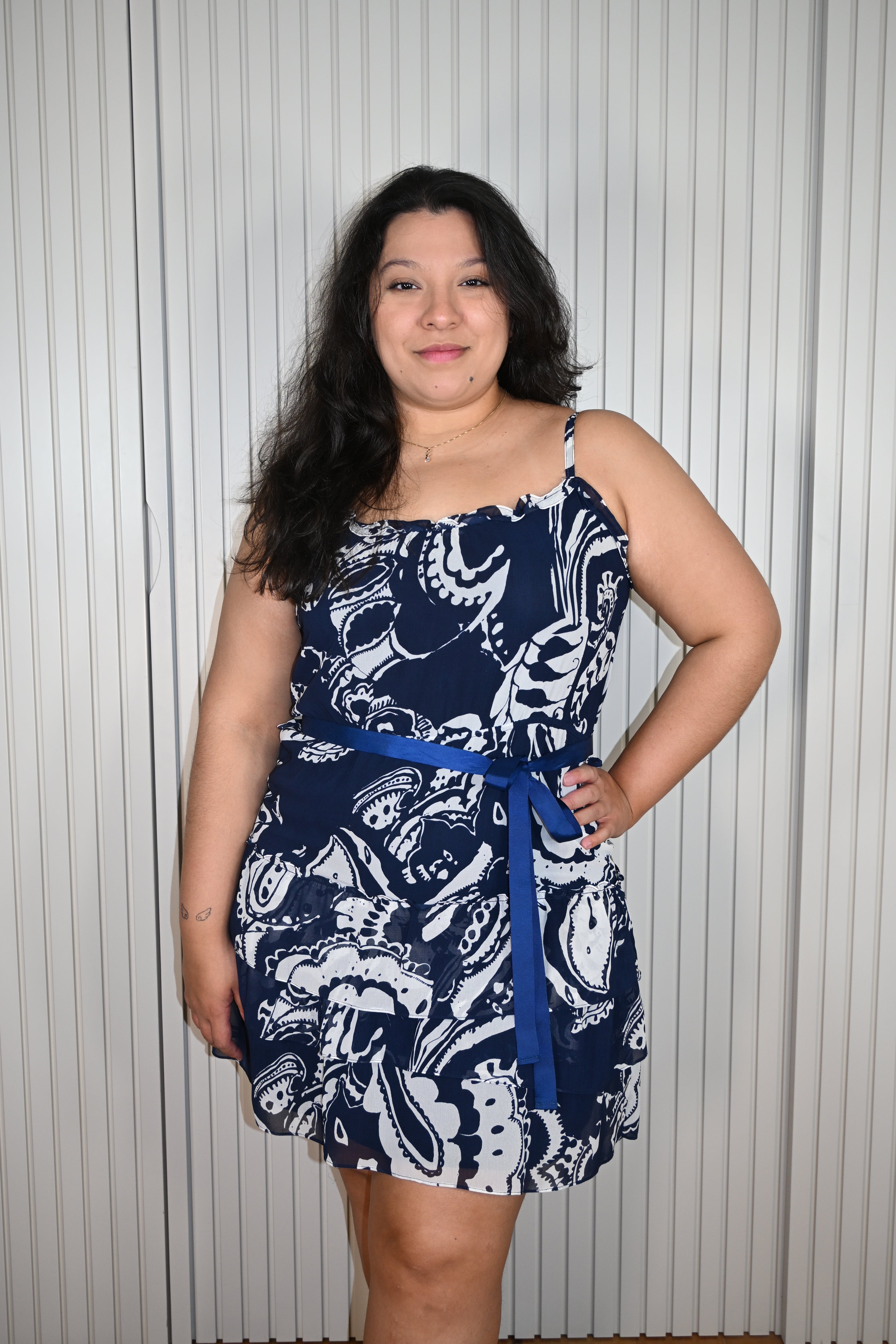 Vestido curto estampado azul marinho e branco