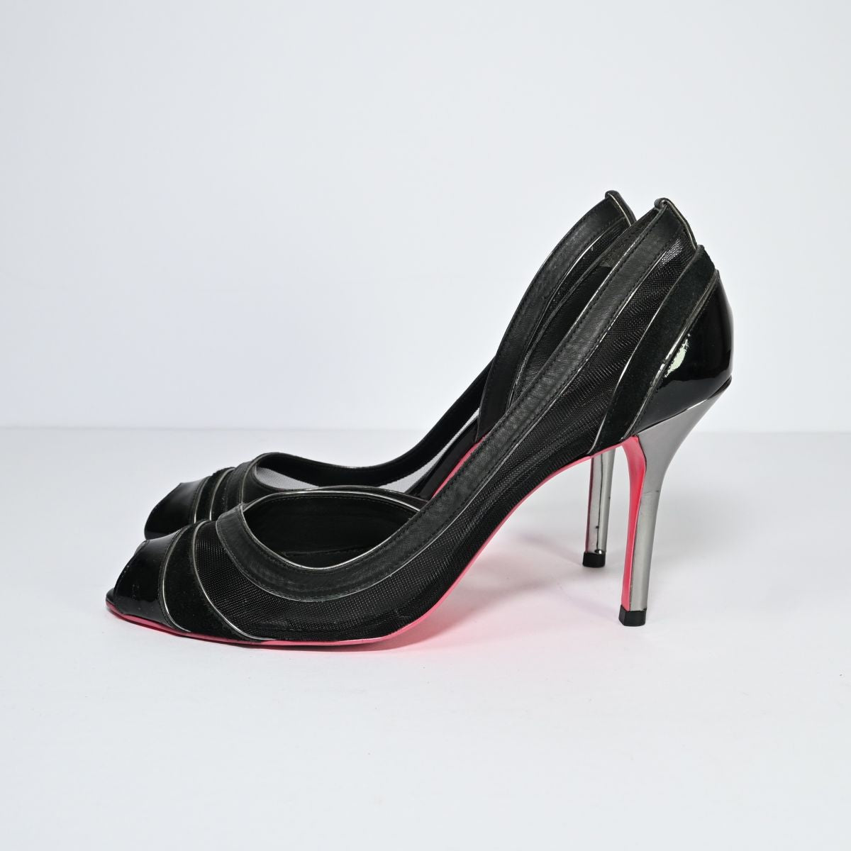 Sapato de salto alto preto tip toe