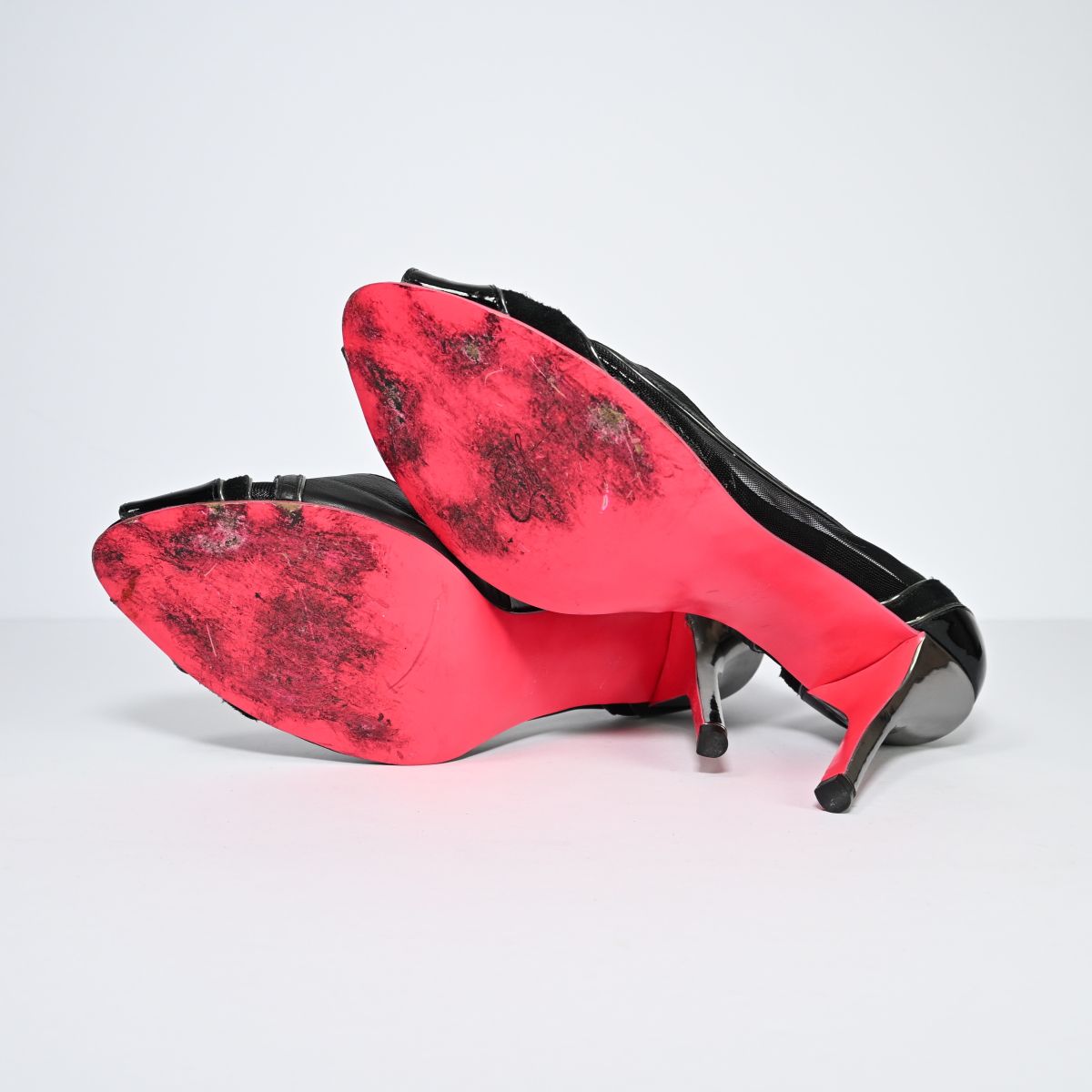 Sapato de salto alto preto tip toe