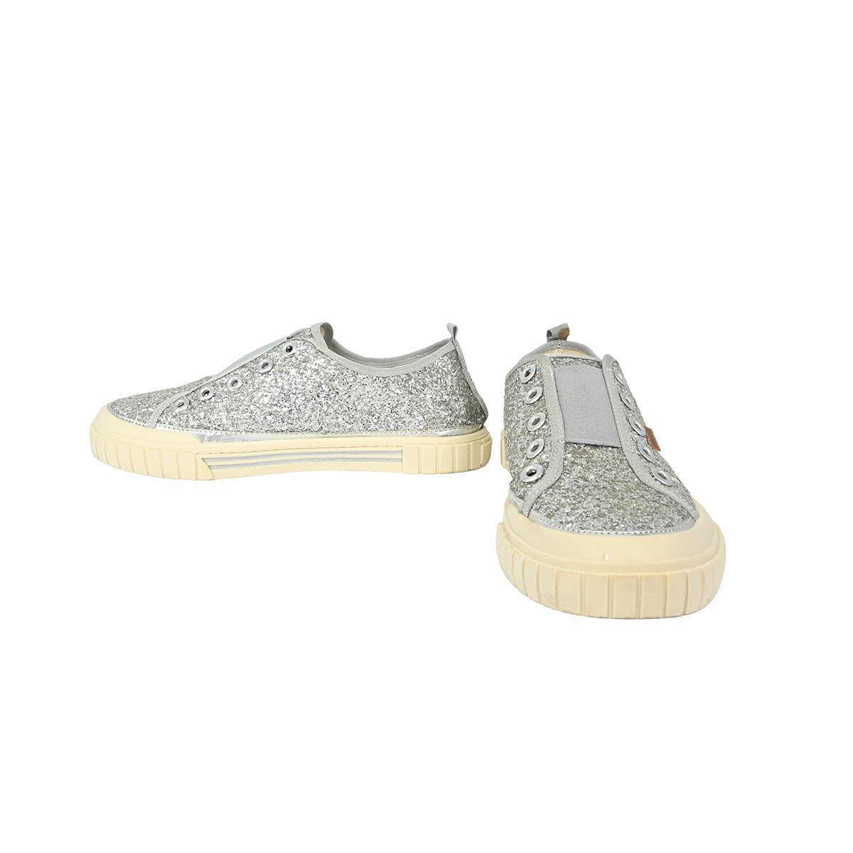 Tênis com brilho prateado