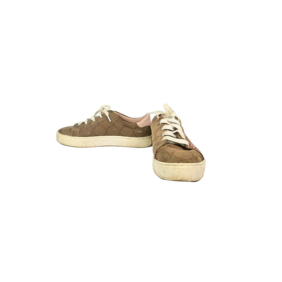 tenis bege com bordado floral
