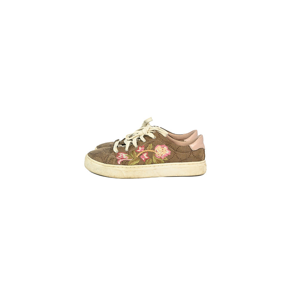 tenis bege com bordado floral
