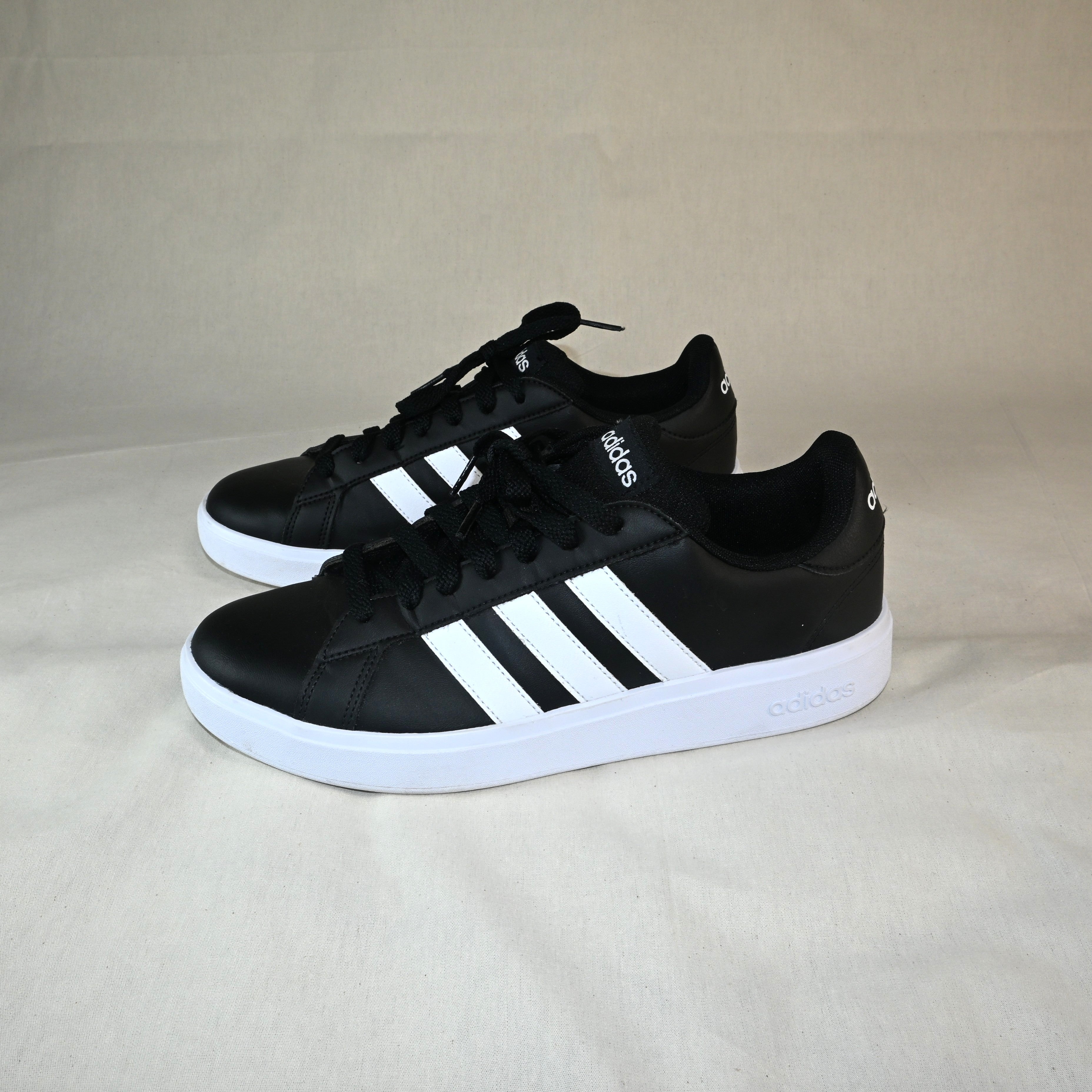 Tênis preto com listras brancas