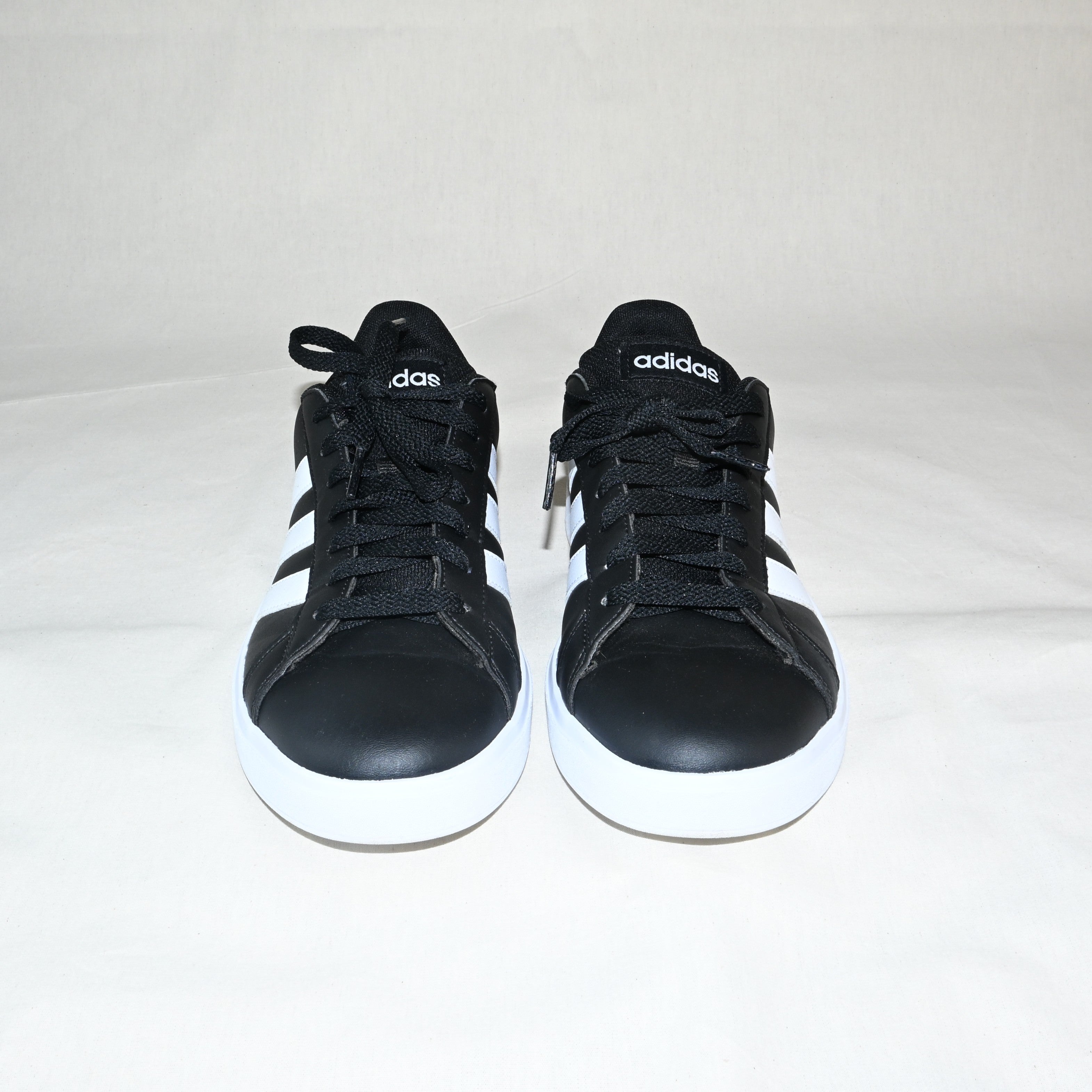 Tênis preto com listras brancas