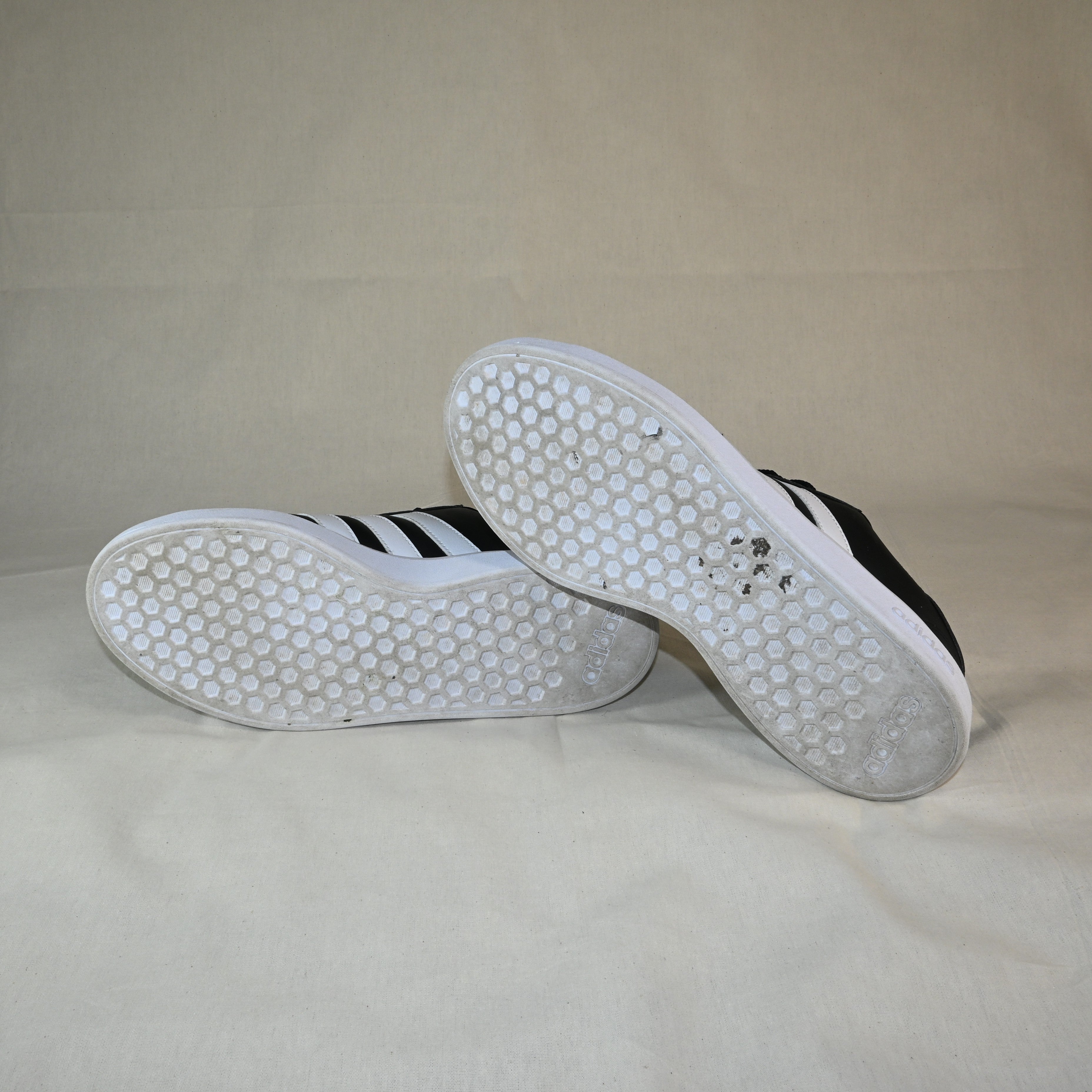 Tênis preto com listras brancas