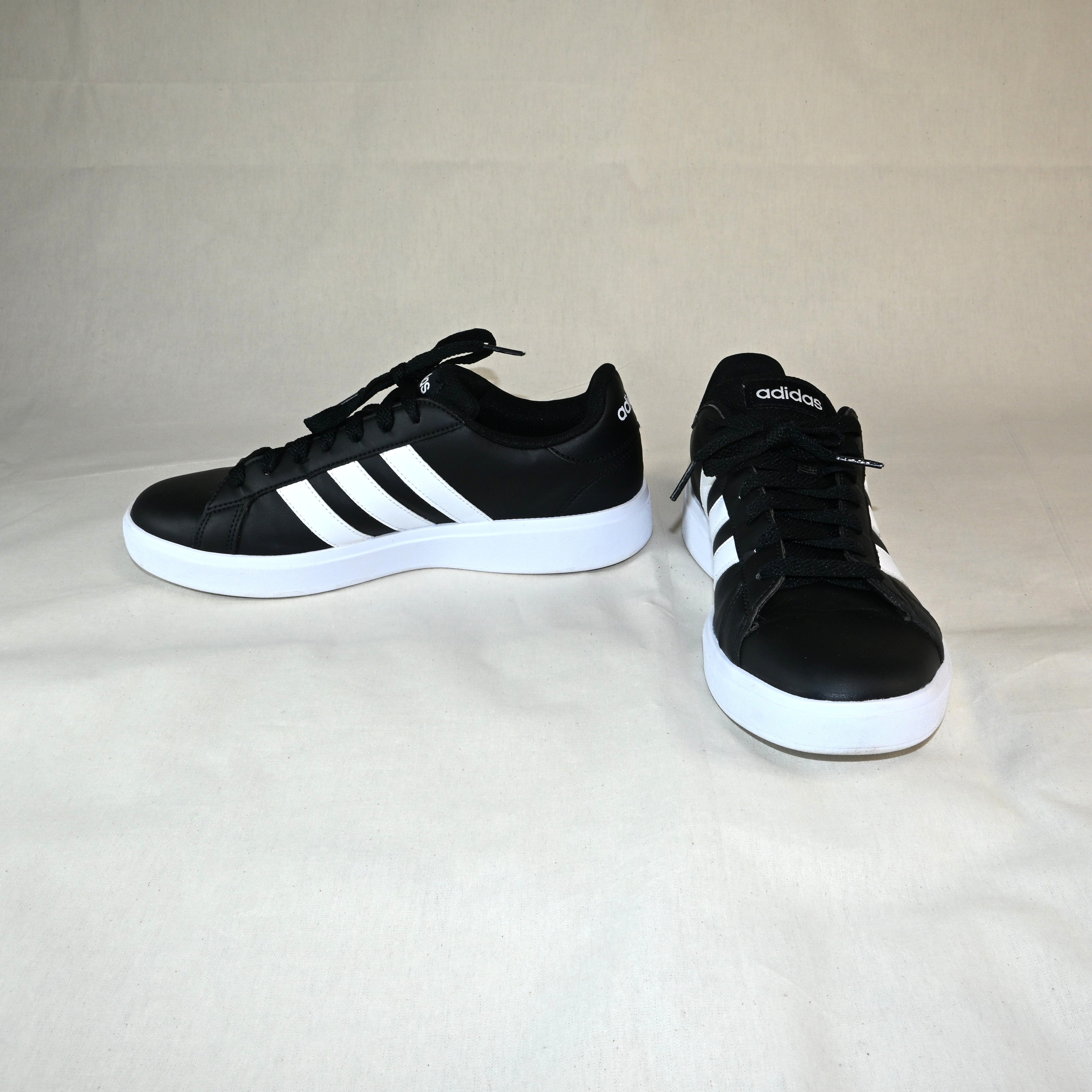 Tênis preto com listras brancas