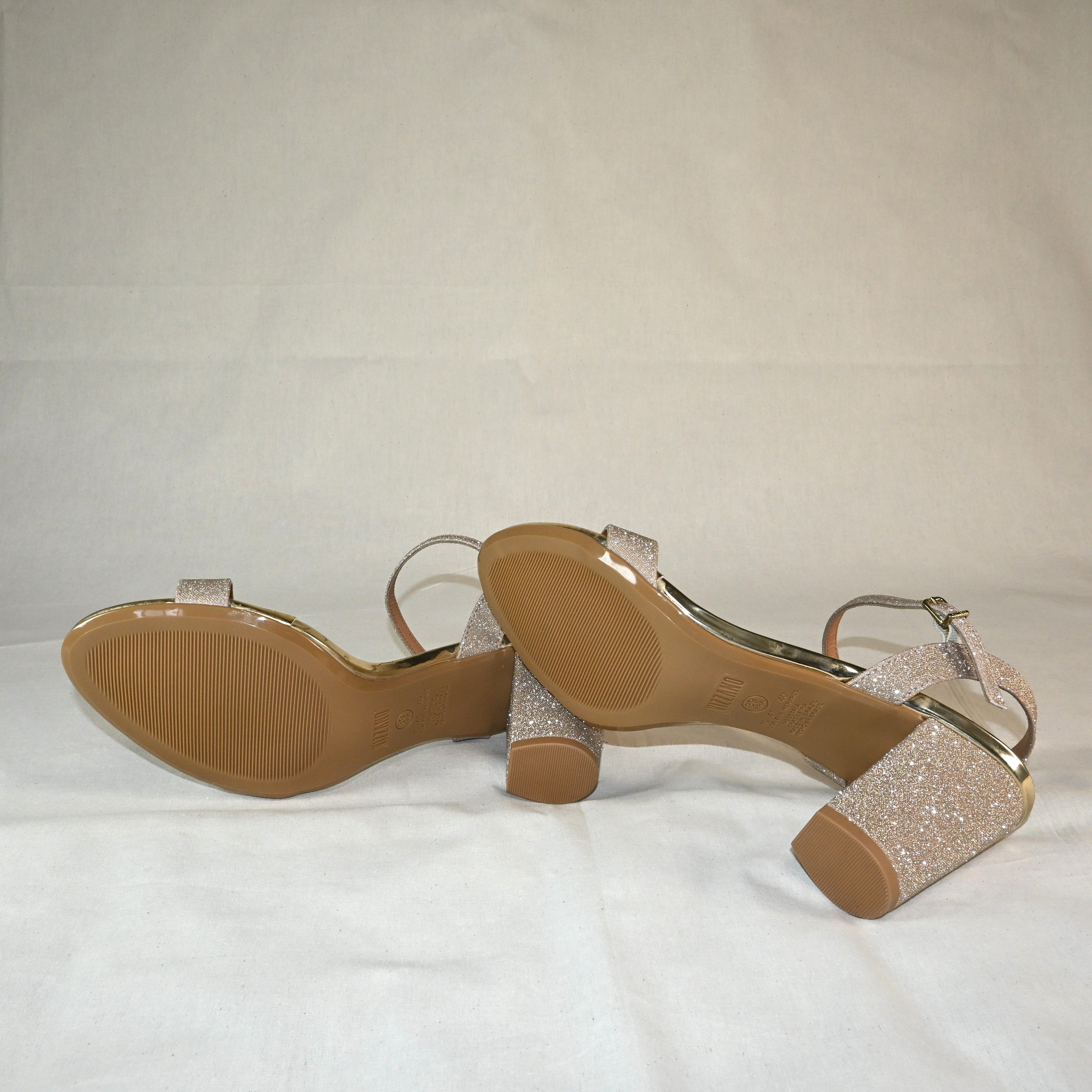 Sapato de salto alto dourado com brilho