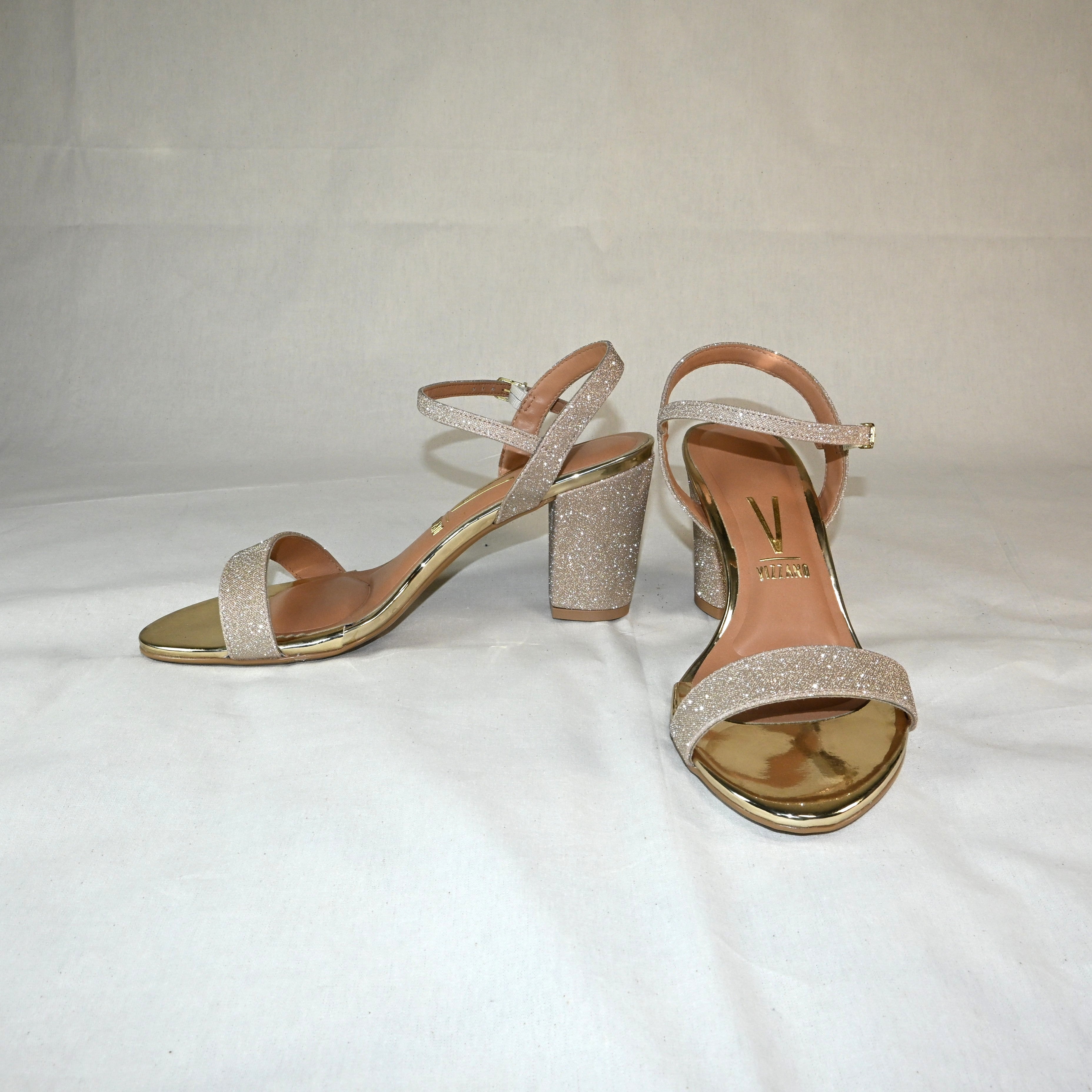 Sapato de salto alto dourado com brilho