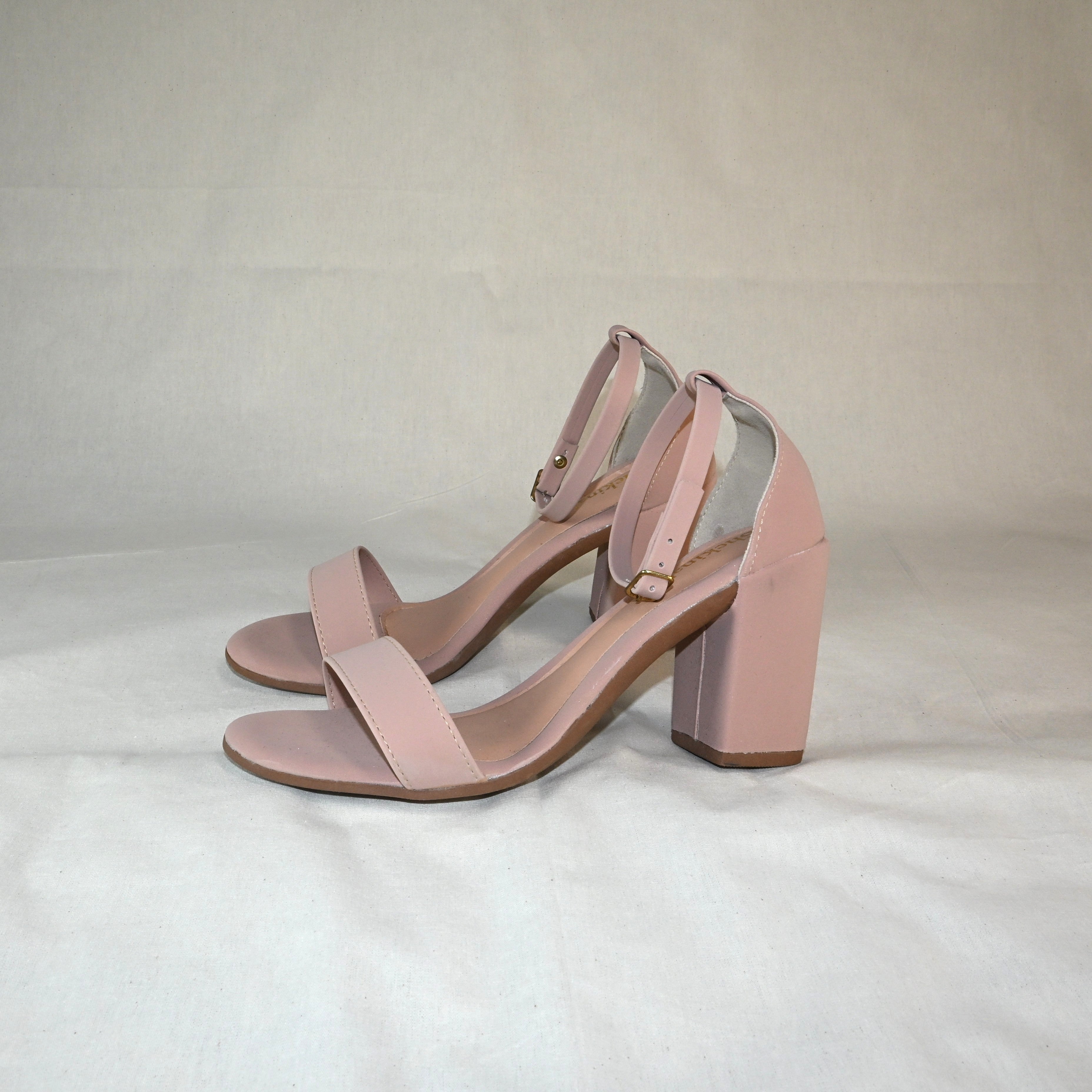 Sandália de salto alto nude