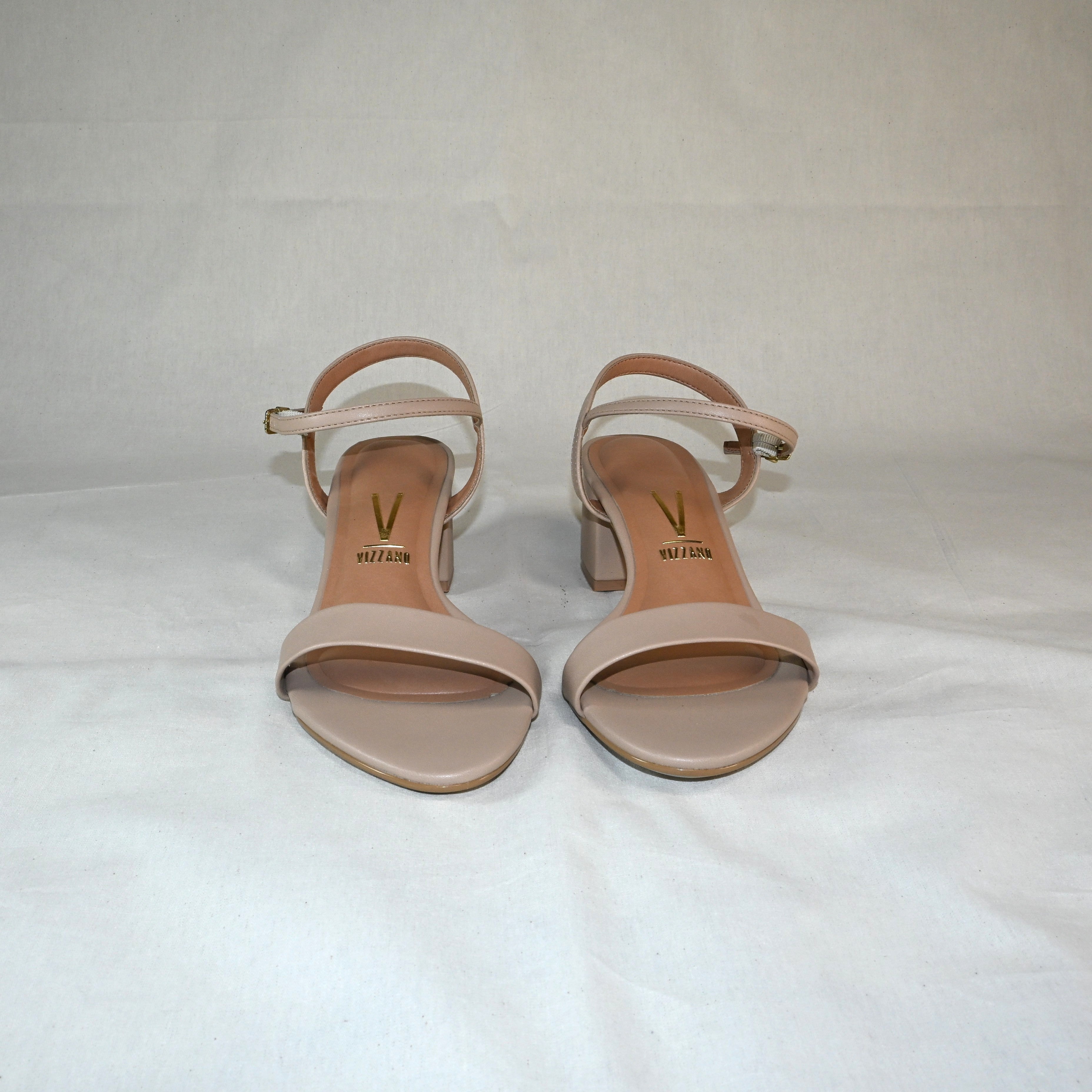 Sandália de salto baixo nude