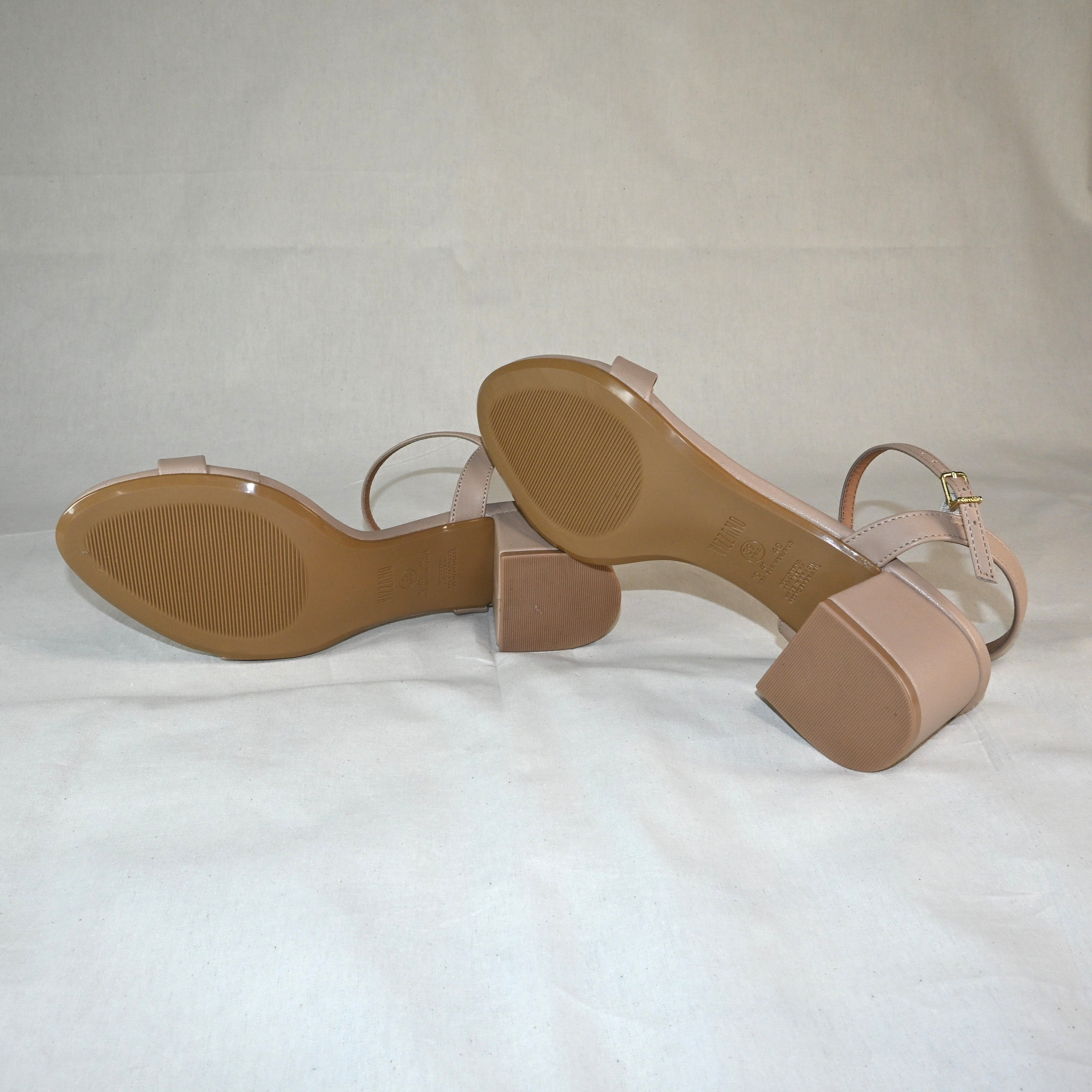 Sandália de salto baixo nude