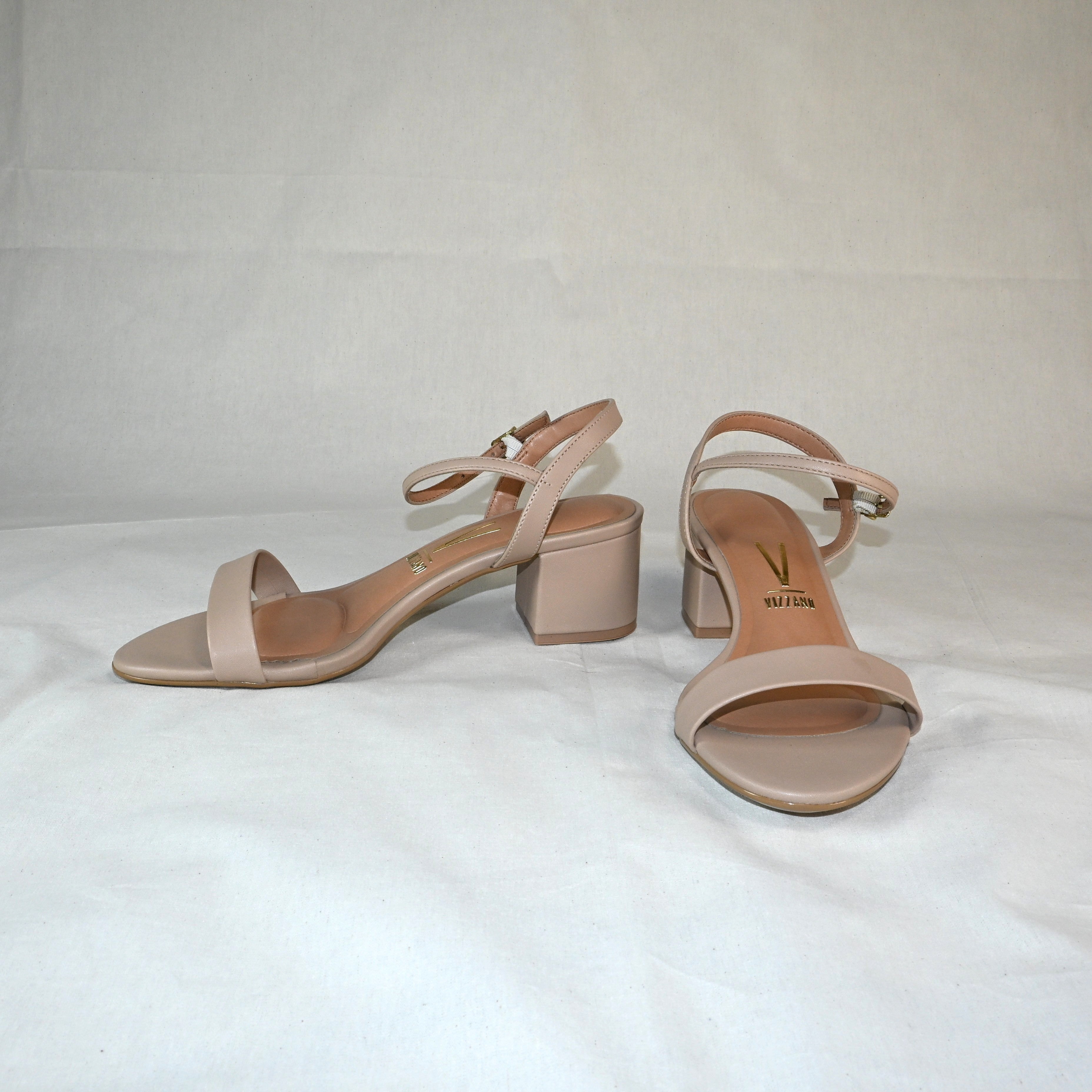 Sandália de salto baixo nude