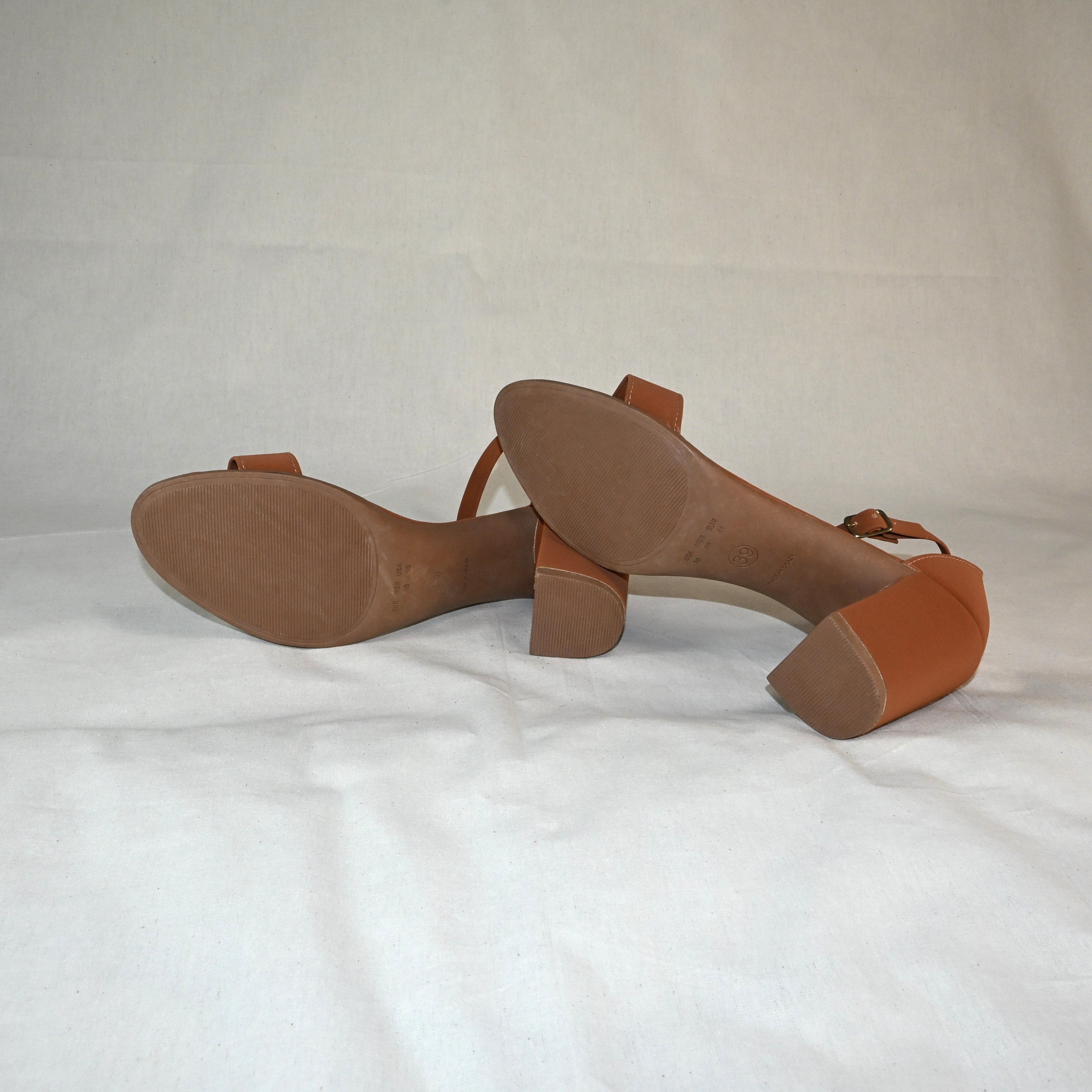 Sandália de salto alto marrom