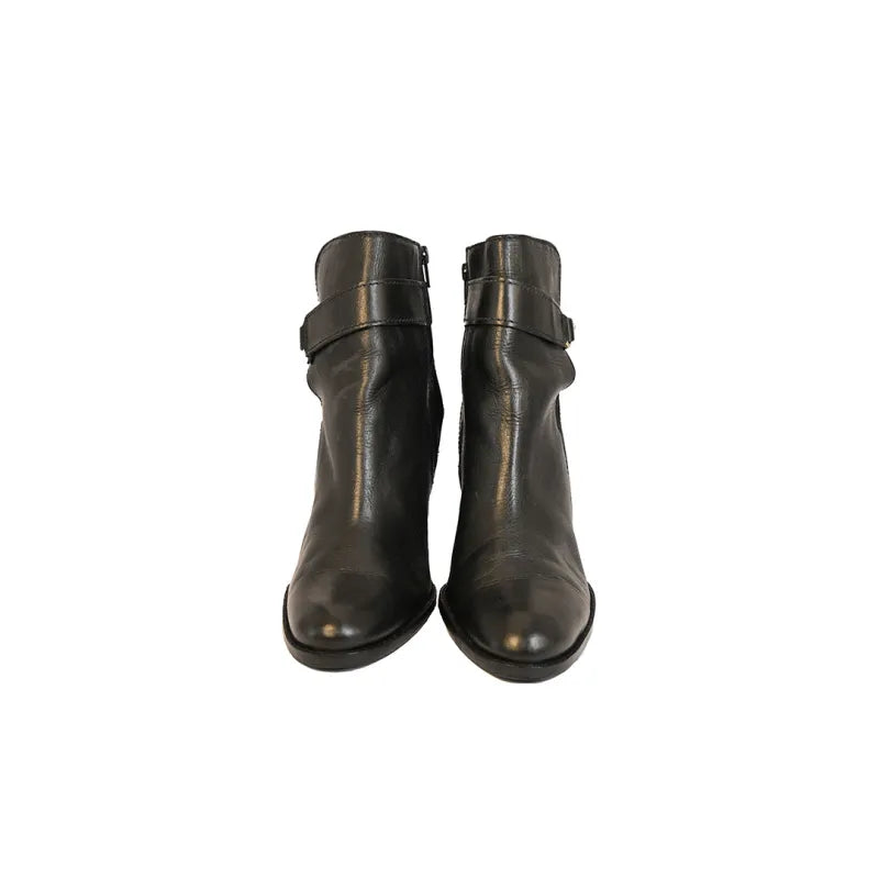Bota de couro preto e salto médio