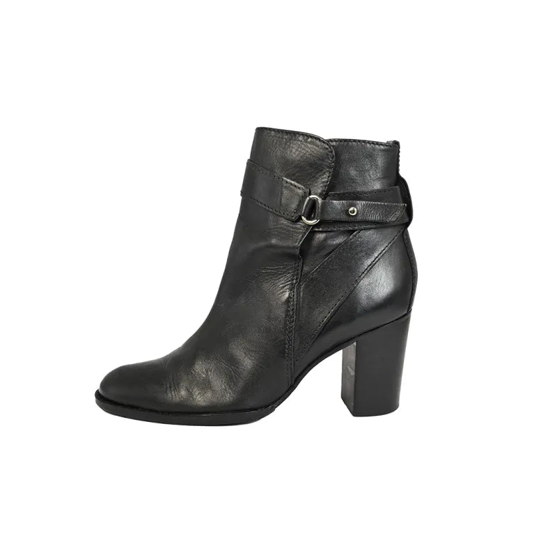 Bota de couro preto e salto médio