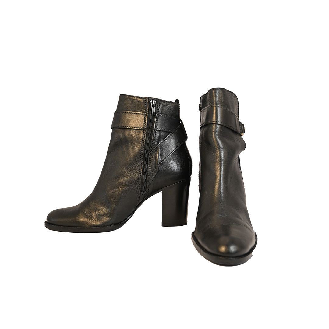 Bota de couro preto e salto médio
