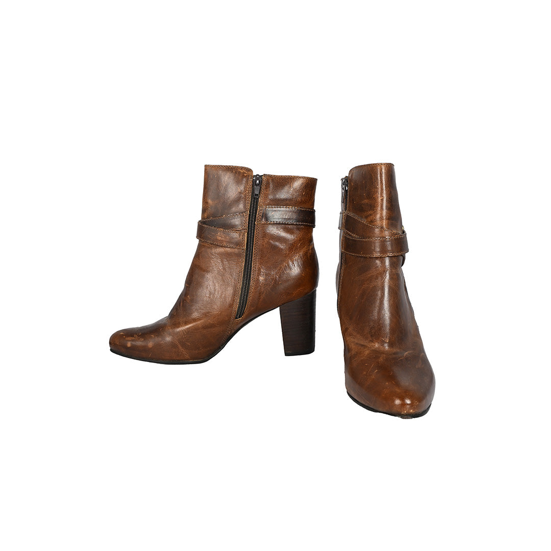 Bota de salto médio marrom