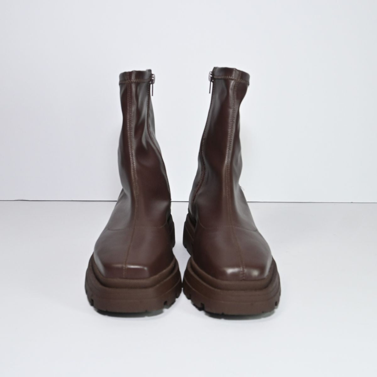Bota marrom de courino