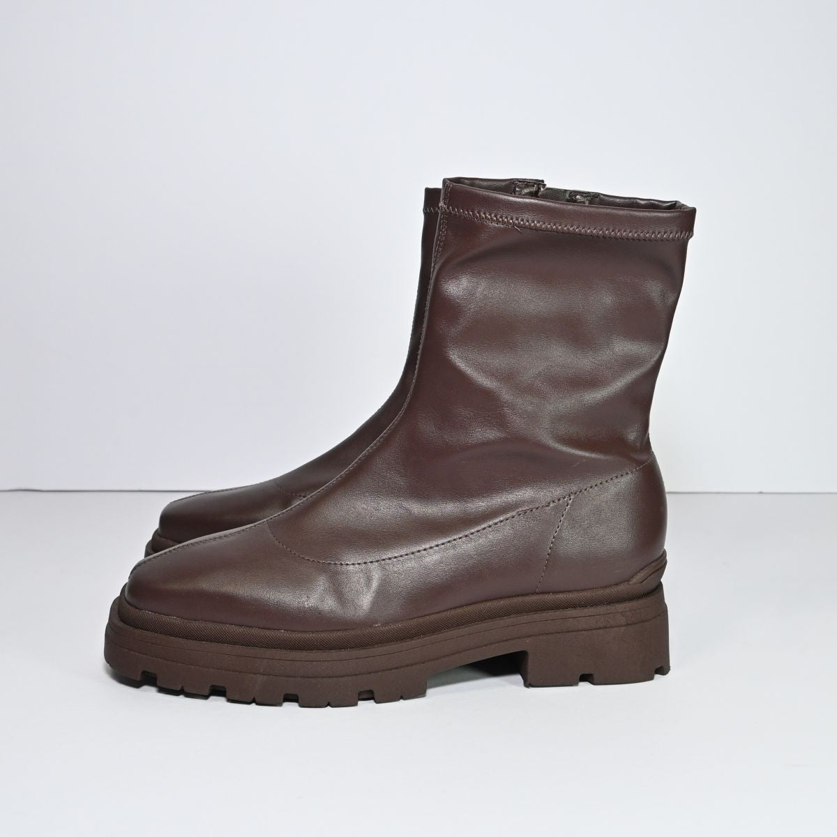 Bota marrom de courino