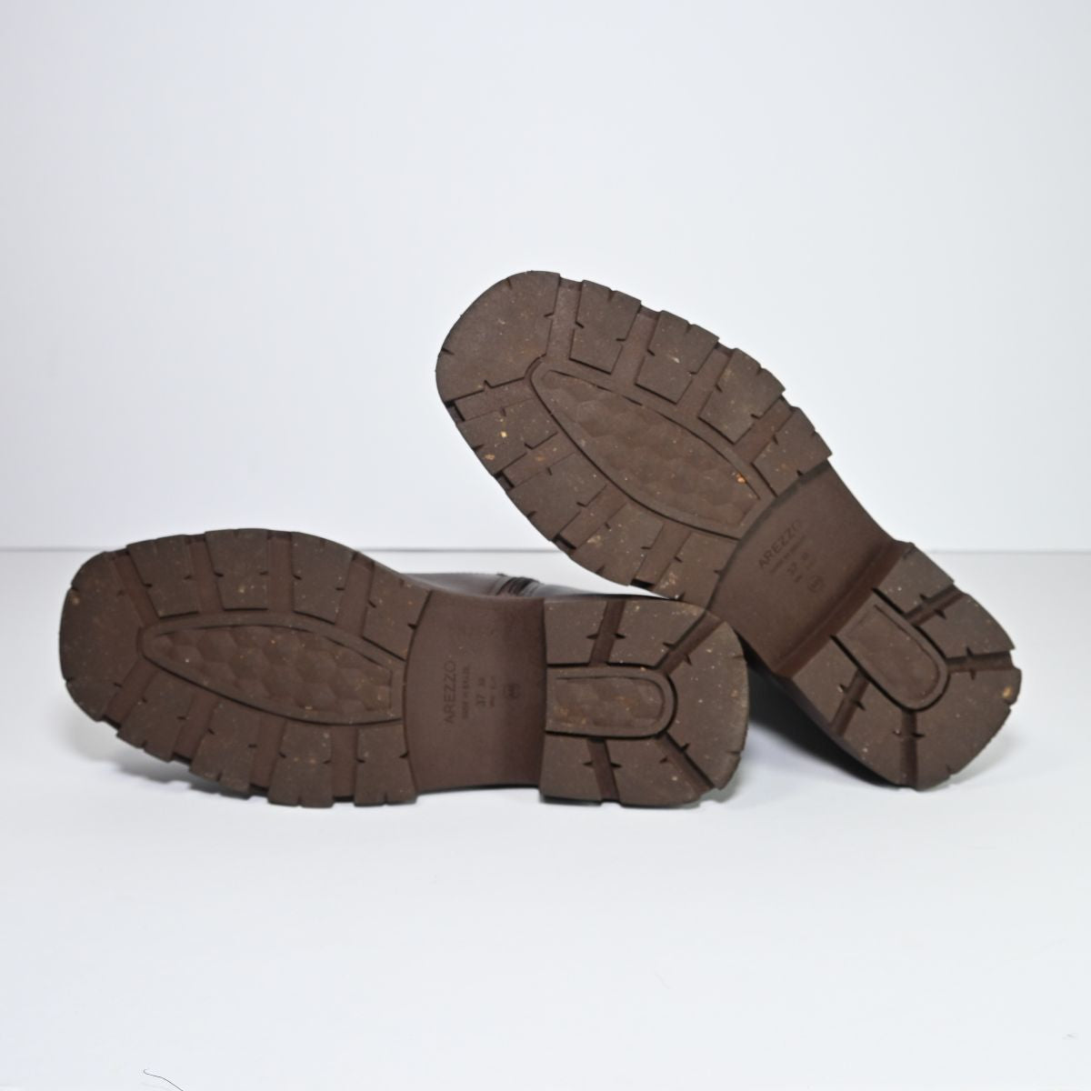 Bota marrom de courino