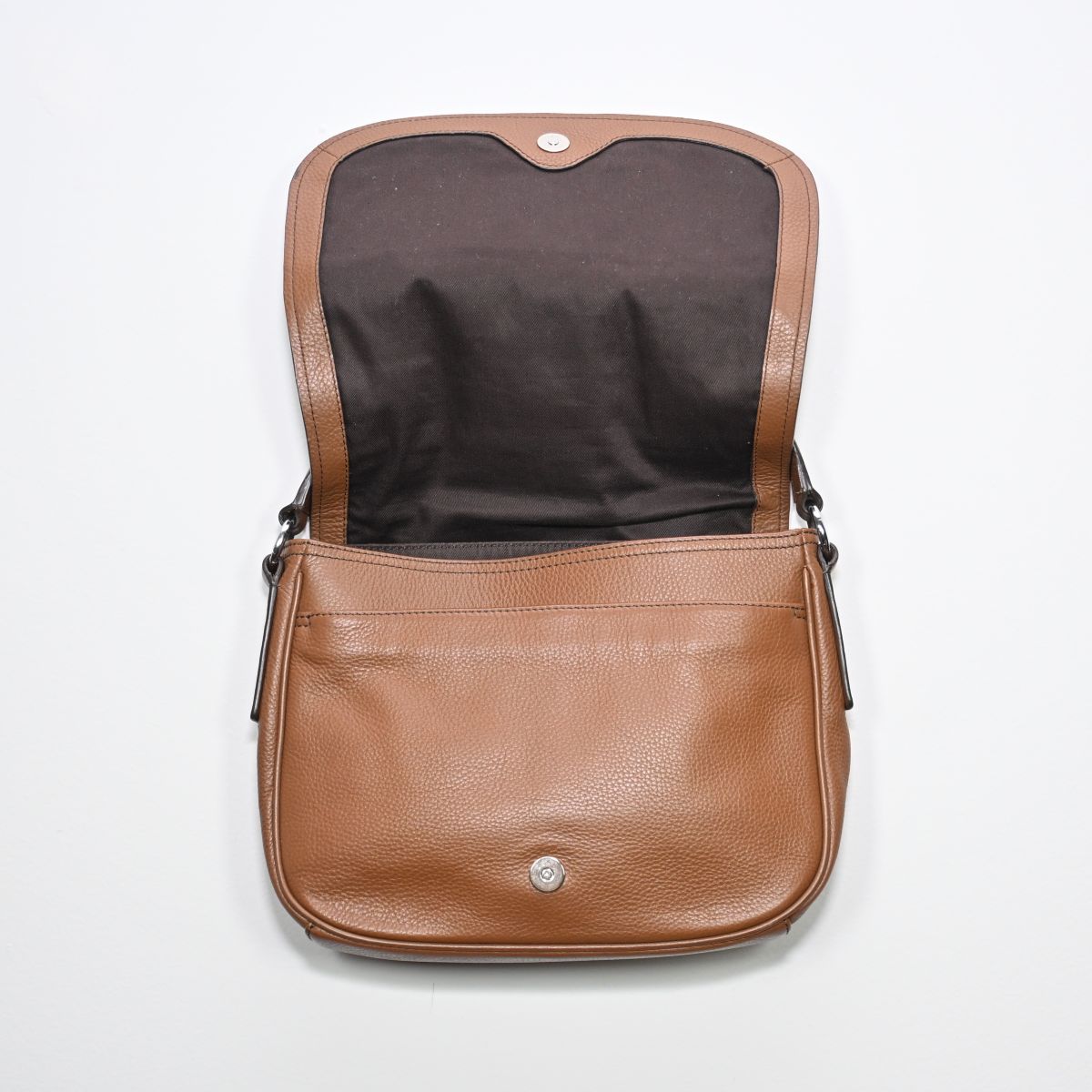 Bolsa de couro marrom com aba
