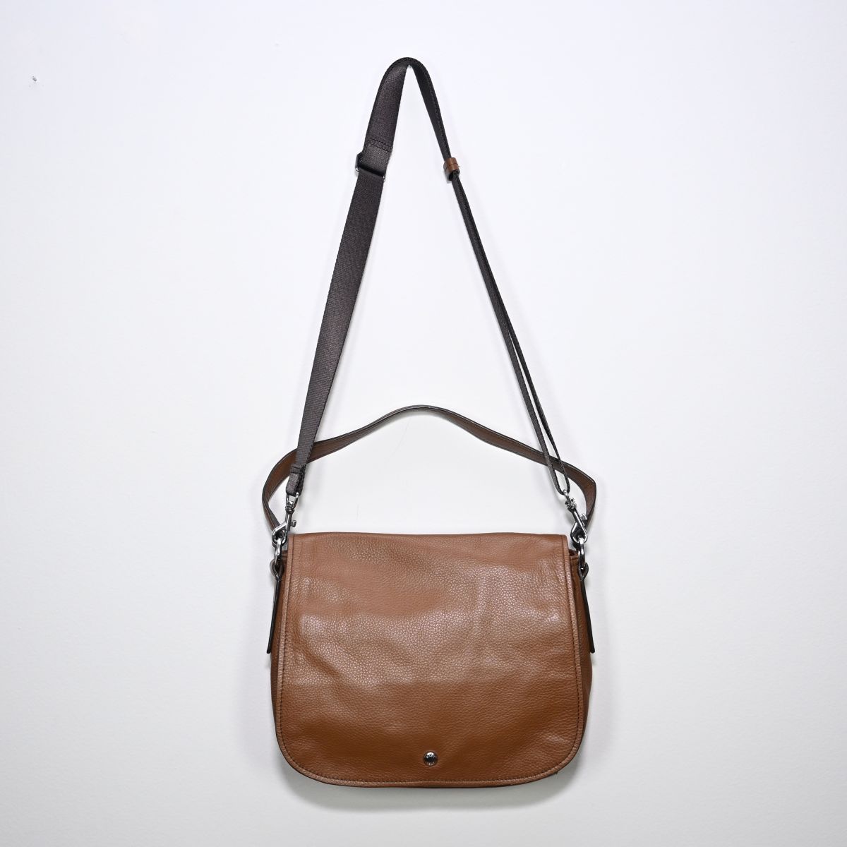 Bolsa de couro marrom com aba