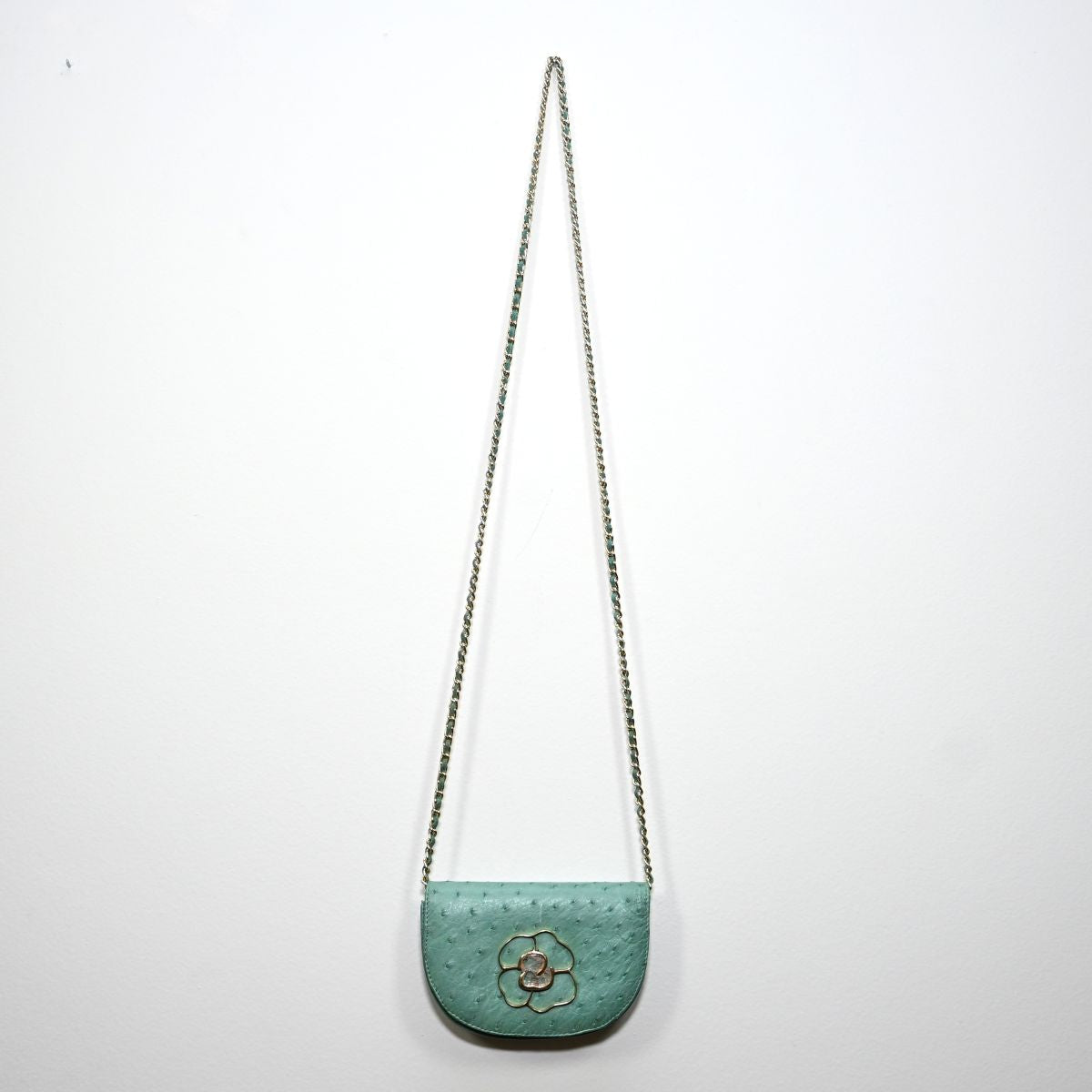 Bolsa pequena azul com flor