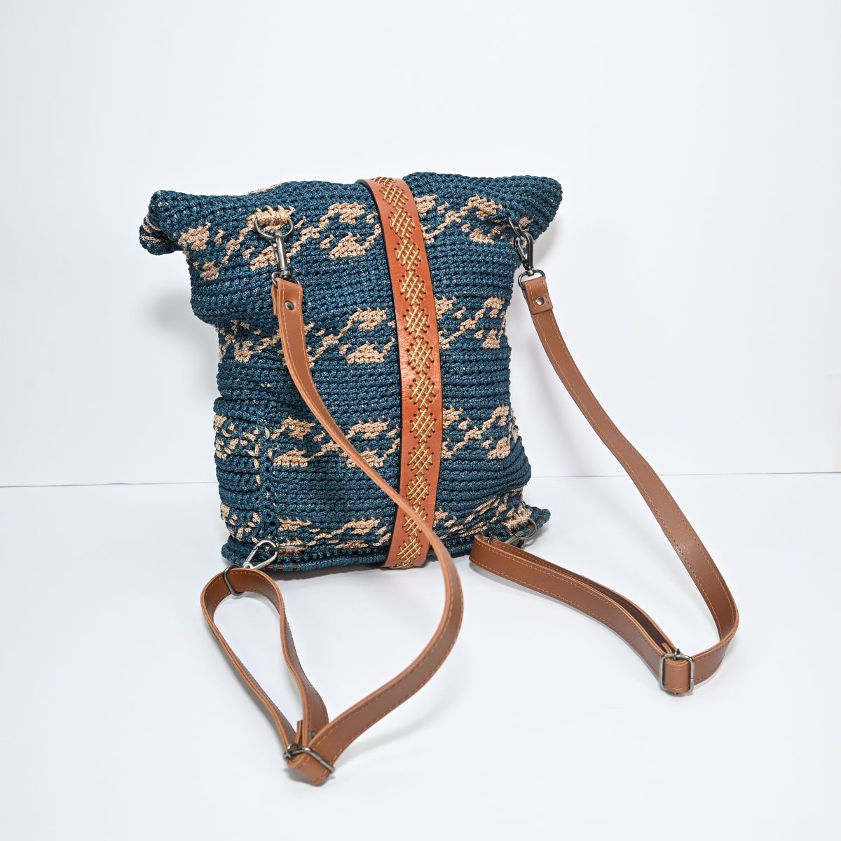 Mochila de crochê azul e bege