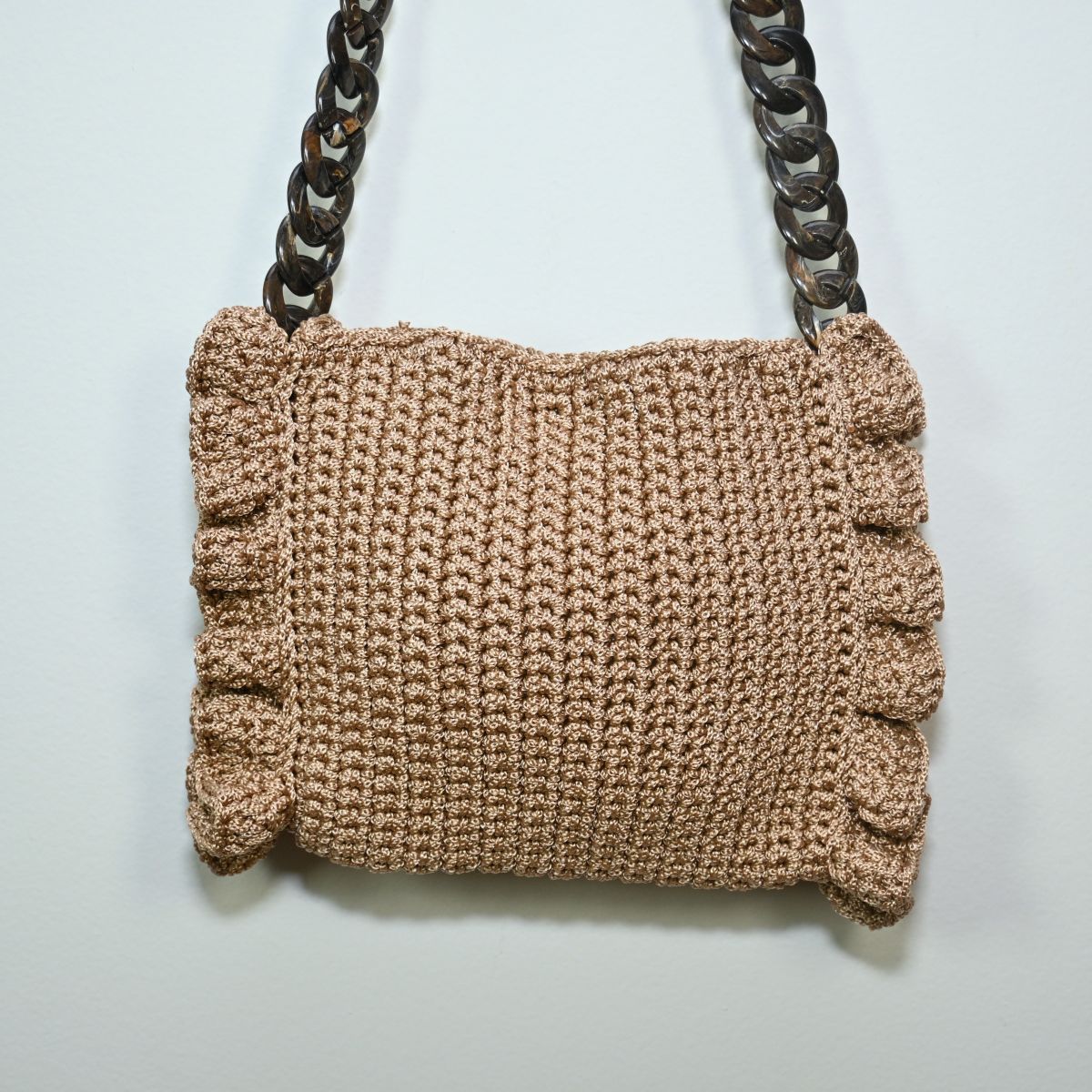 Bolsa de crochê bege com babado lateral
