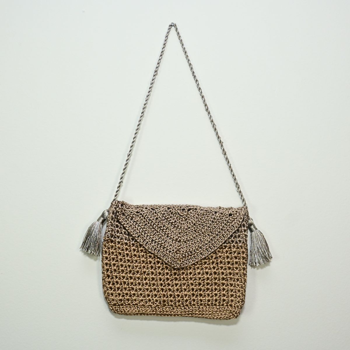 Bolsa de crochê bege com tasseis