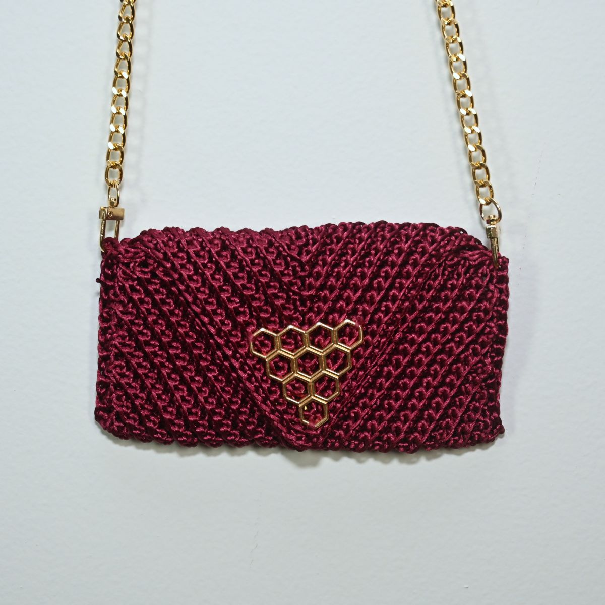Bolsa de crochê rosa com colmeia