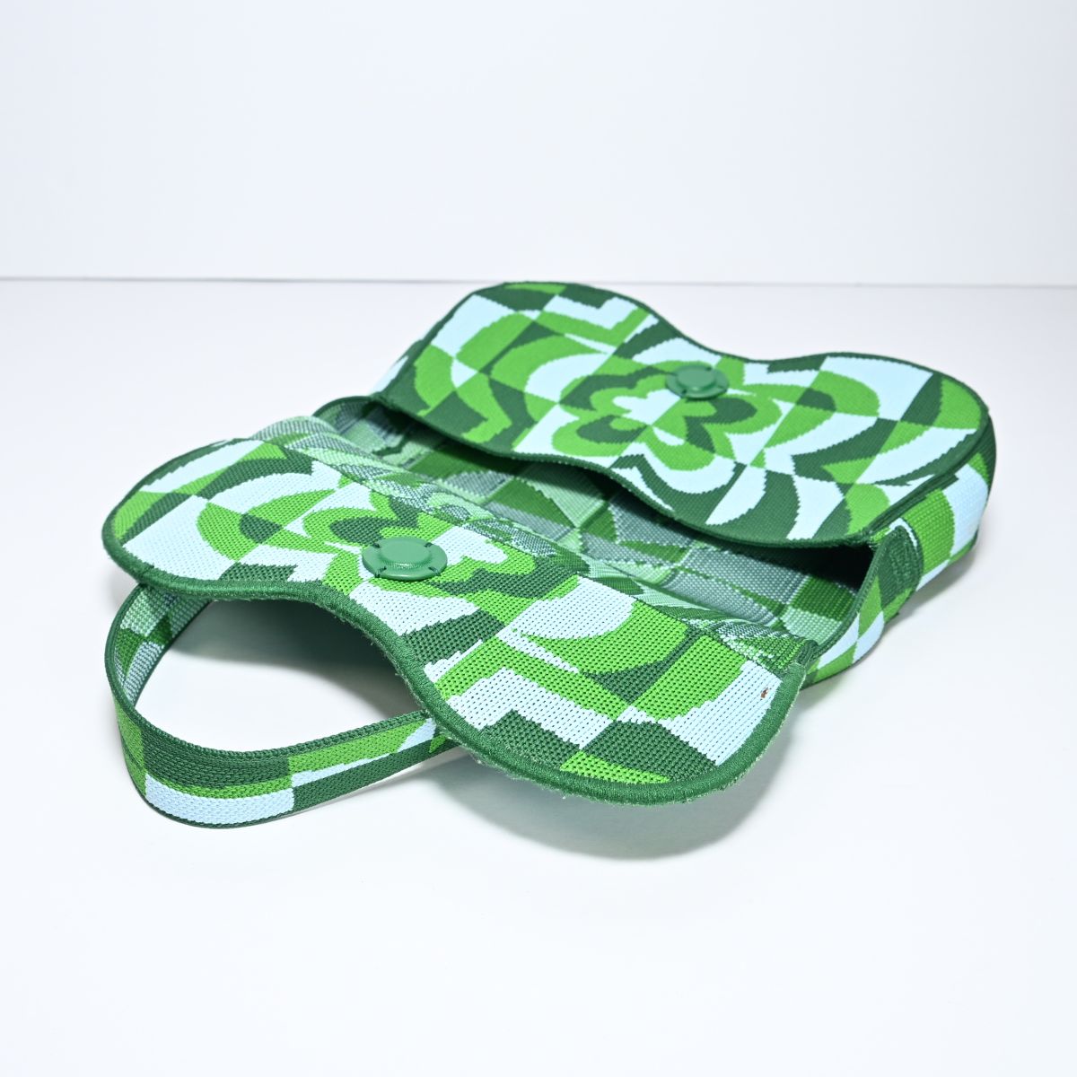 Bolsa com flor em tons de verde