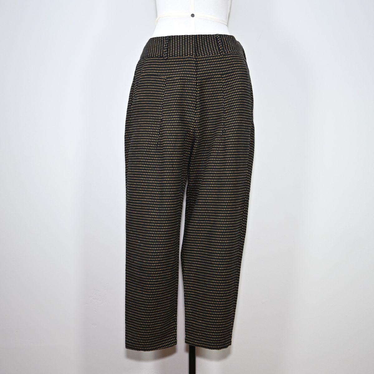 Calça preta com poá amarelo mostarda