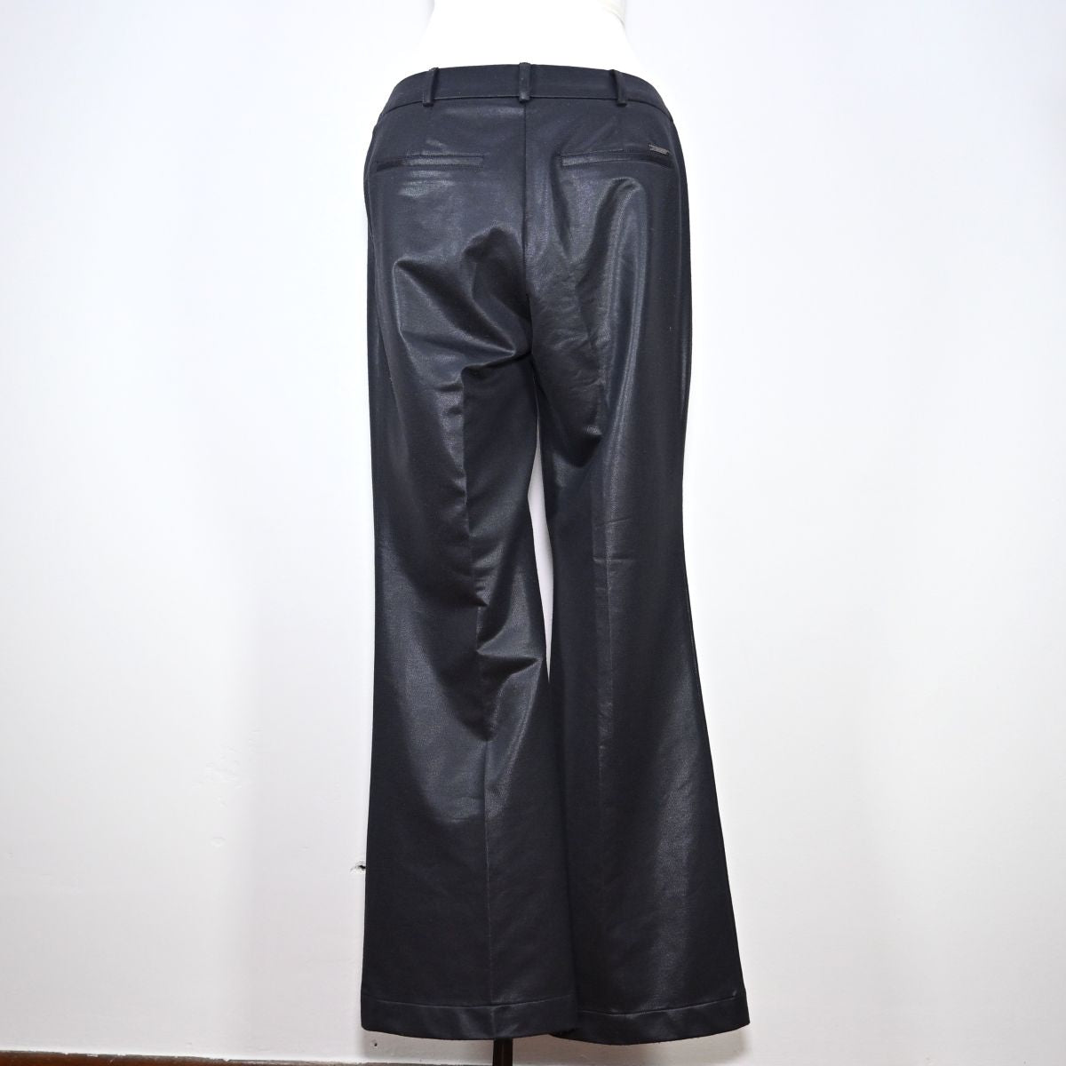 Calça preta flare com tecido brilhoso