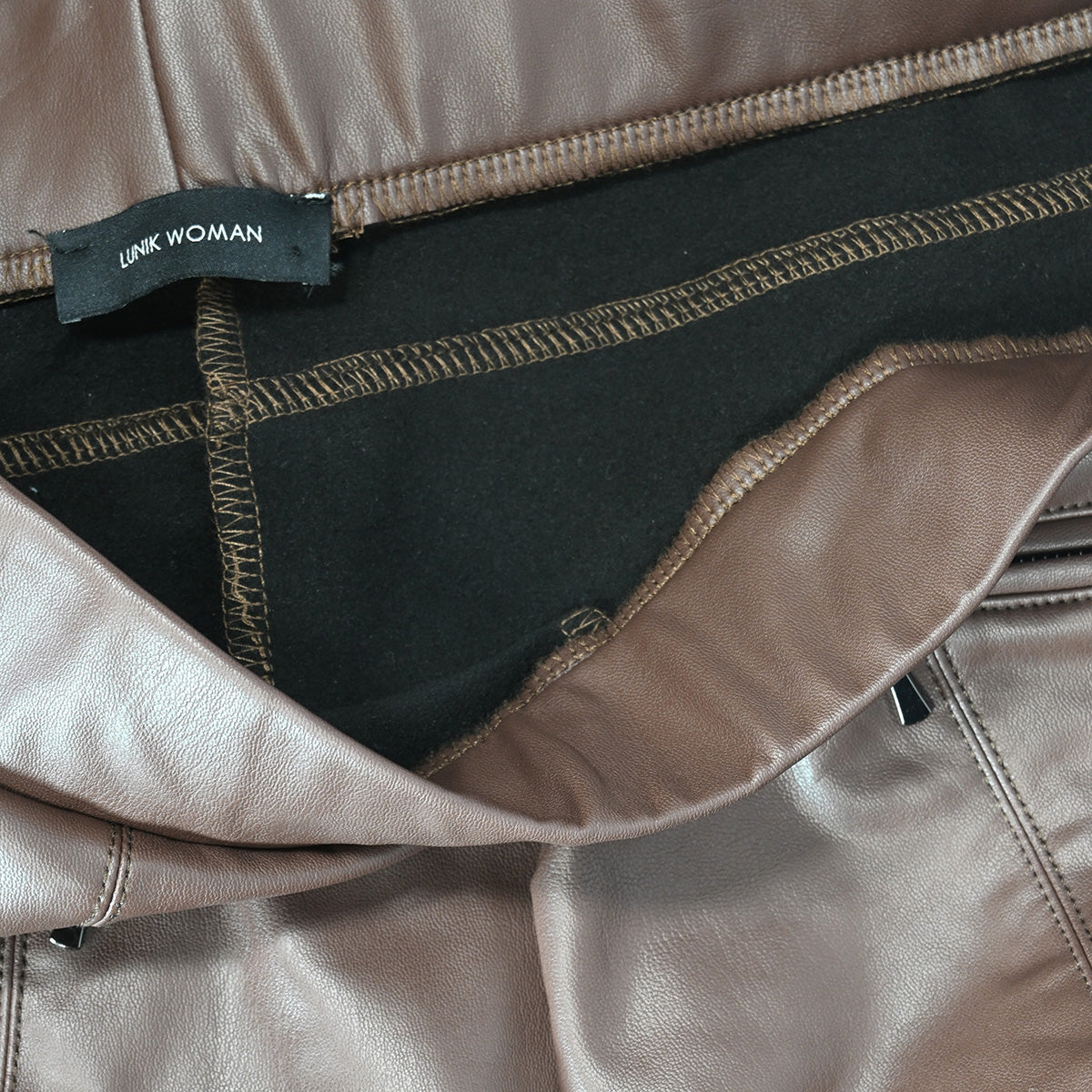 Calça de couro sintético marrom