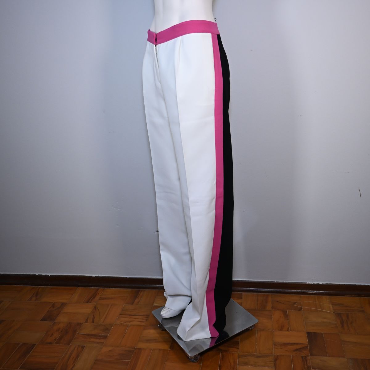 Calça branca preta e rosa