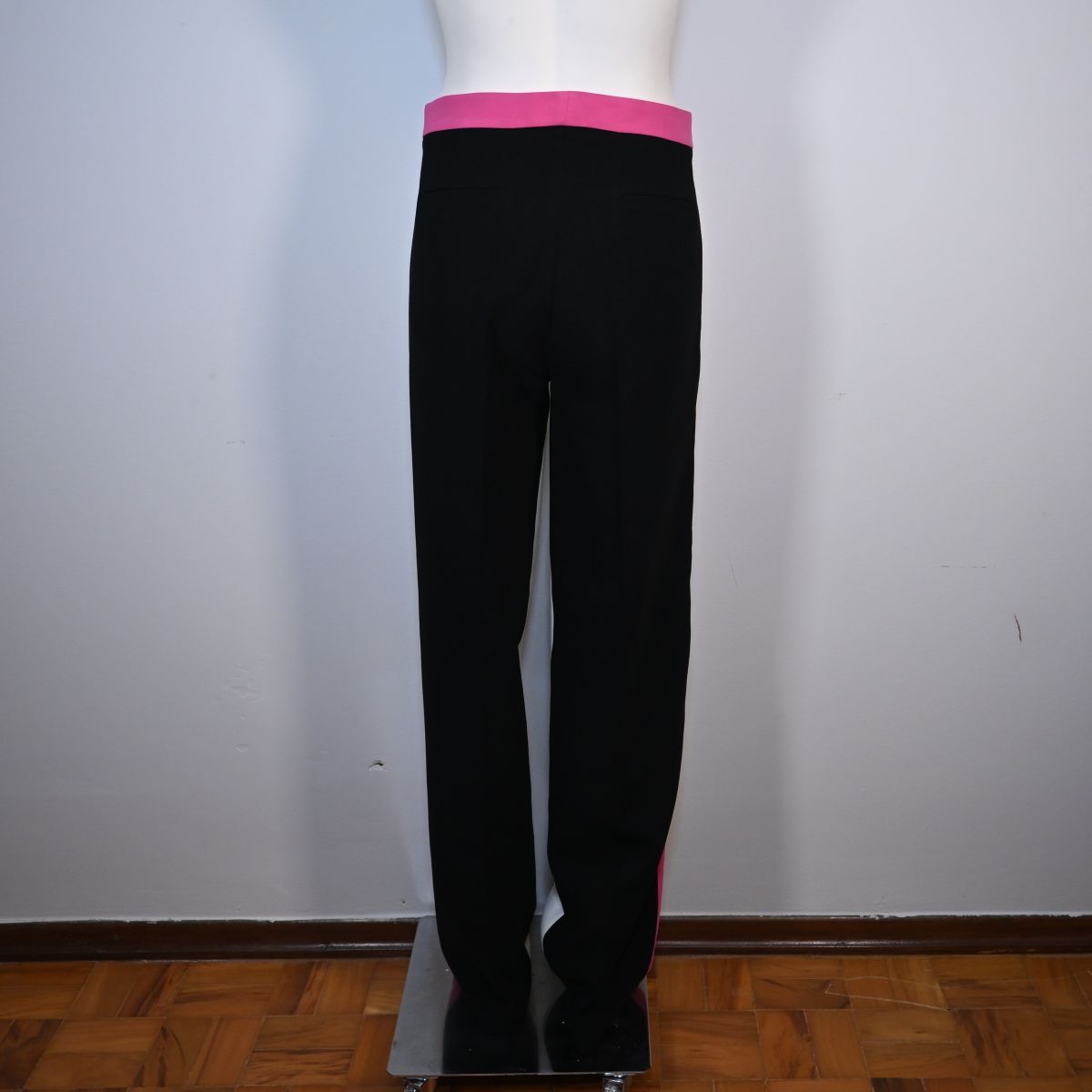 Calça branca preta e rosa