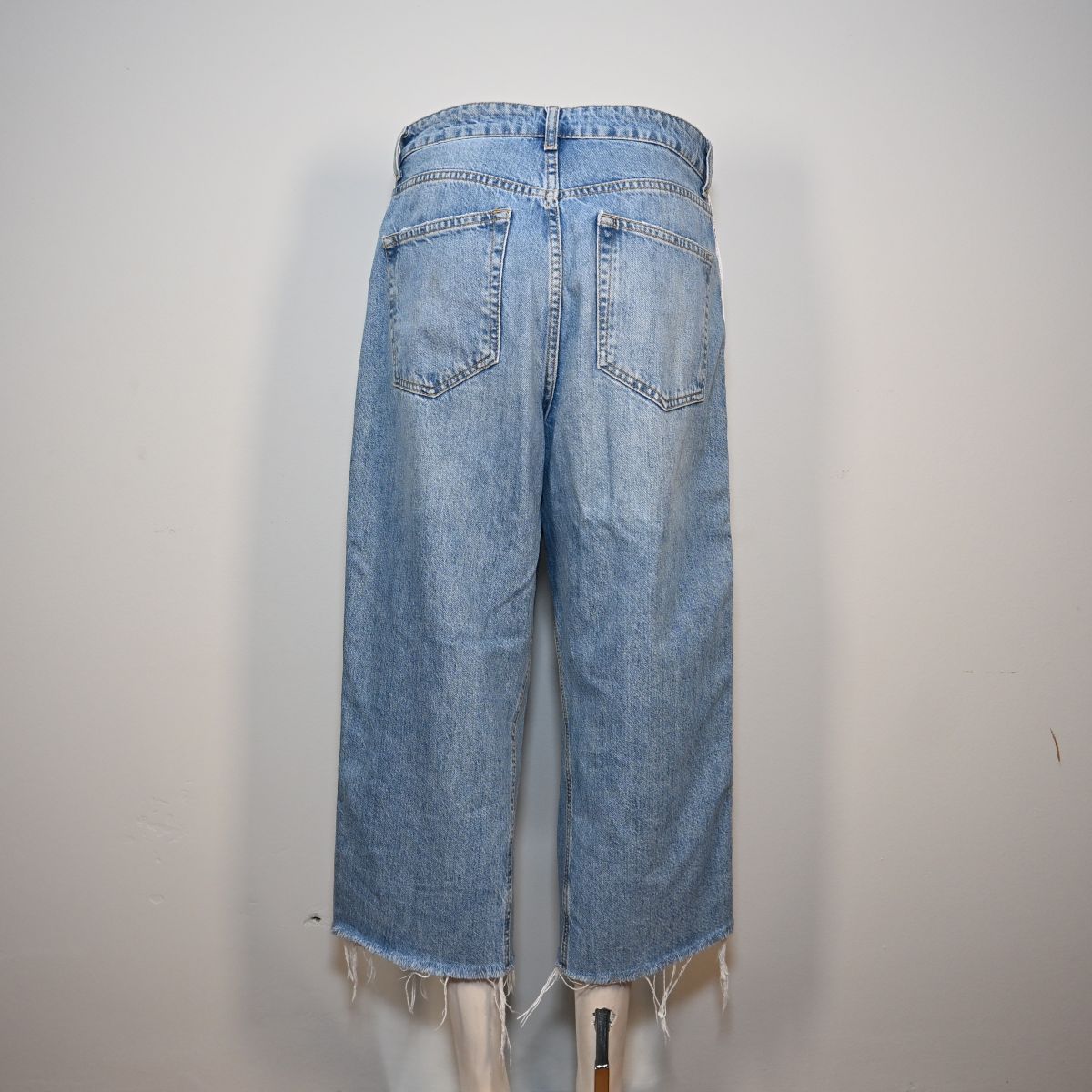 Calça jeans wide com listra na lateral