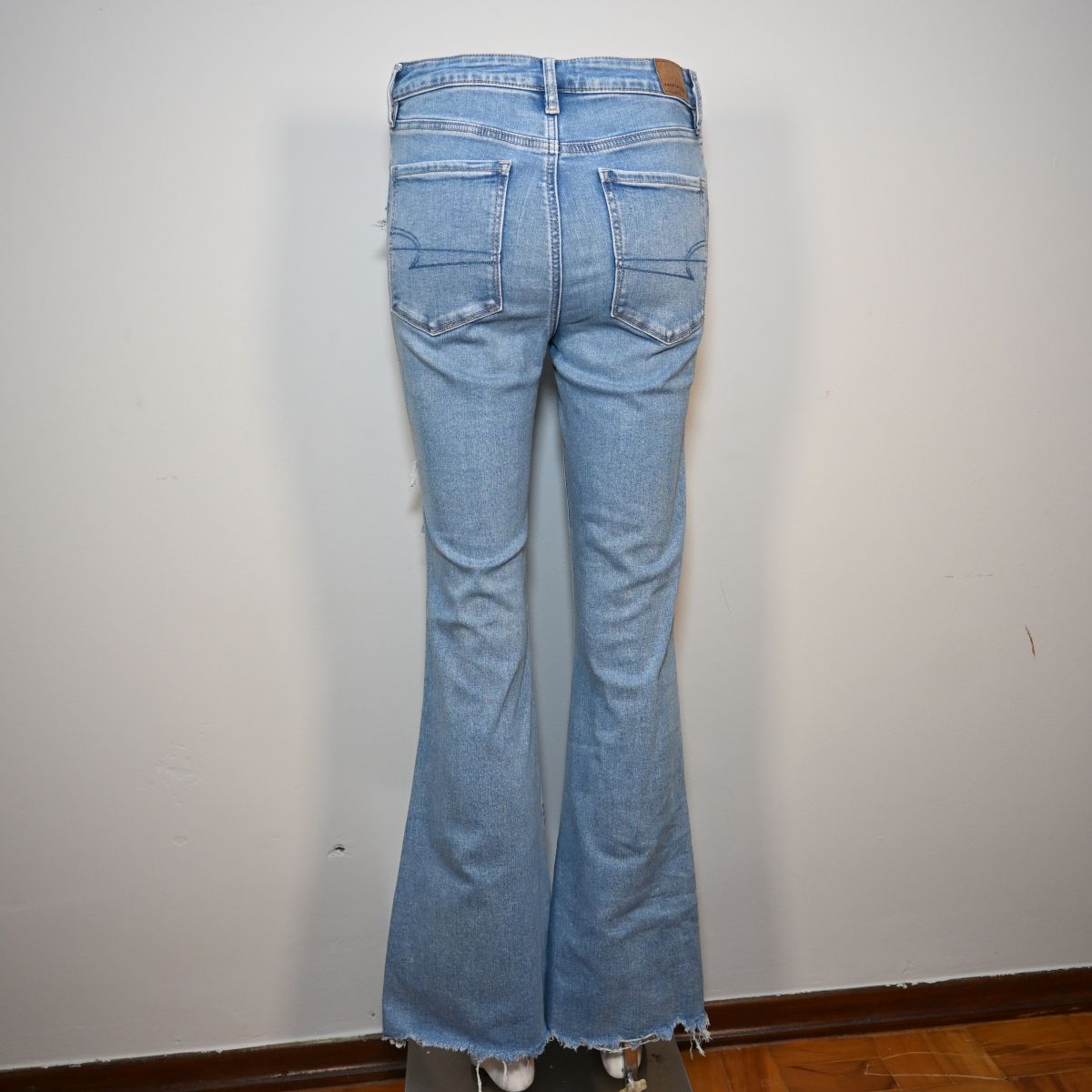 Calça jeans flare azul destroyed