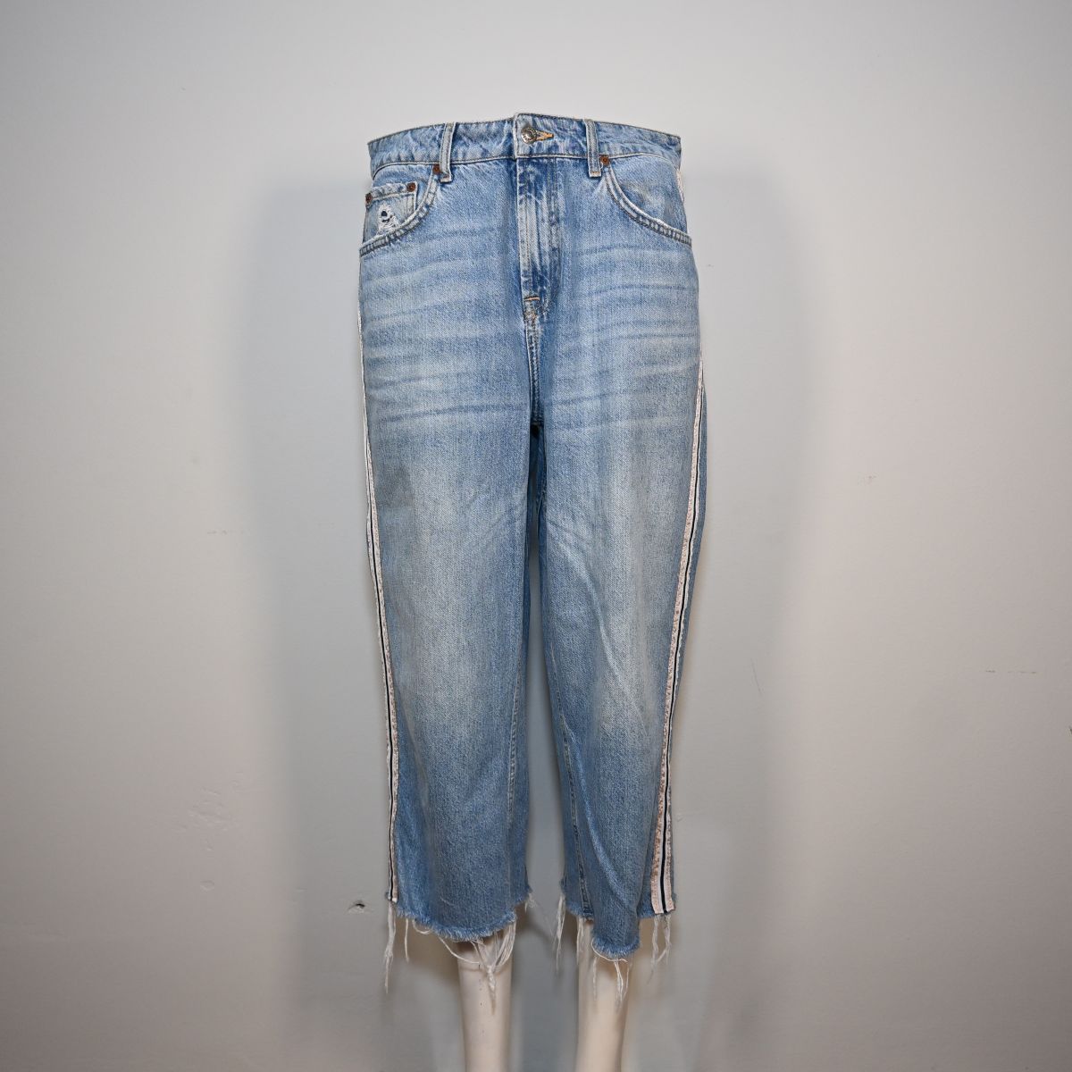 Calça jeans wide com listra na lateral