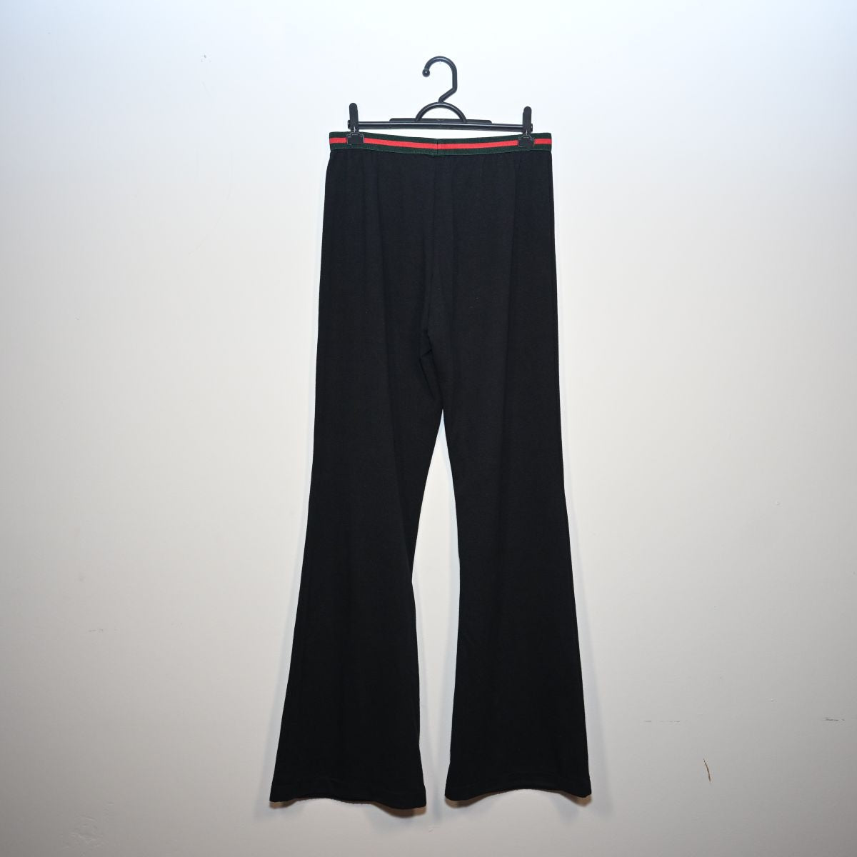 Calça preta com elástico verde e vermelho