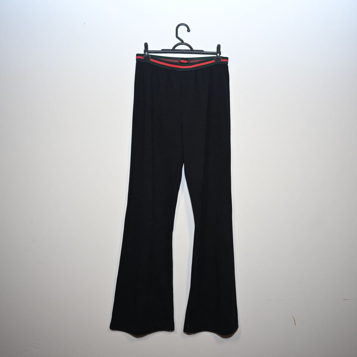Calça preta com elástico verde e vermelho