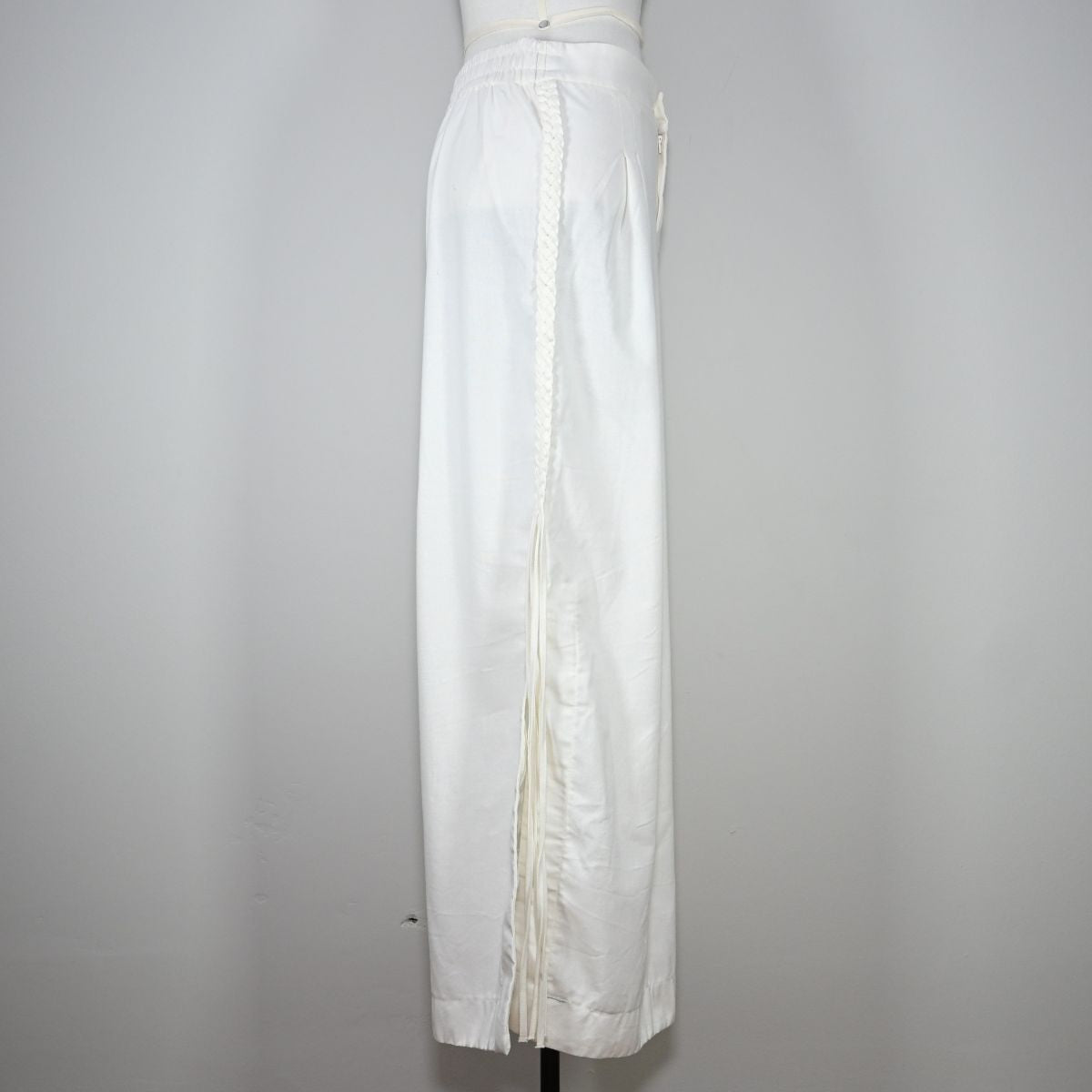 Calça pantalona branca com fenda lateral
