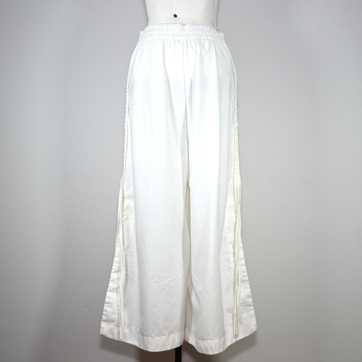 Calça pantalona branca com fenda lateral