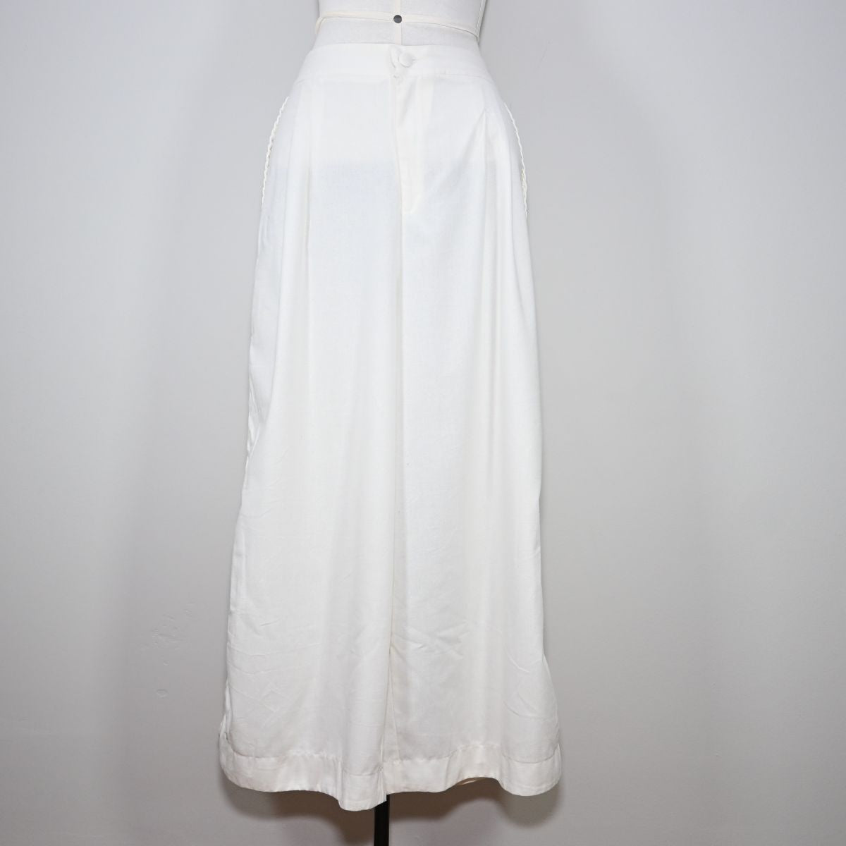 Calça pantalona branca com fenda lateral