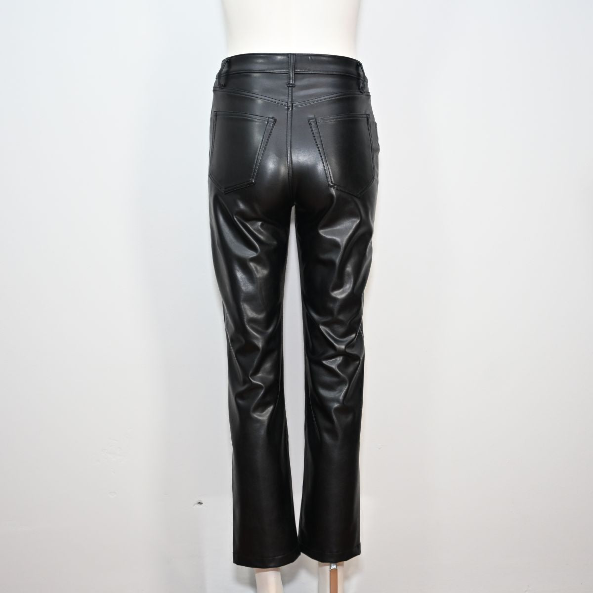 Calça preta de courino