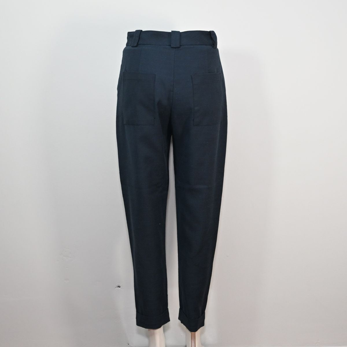 Calça azul marinho com botão madrepérola