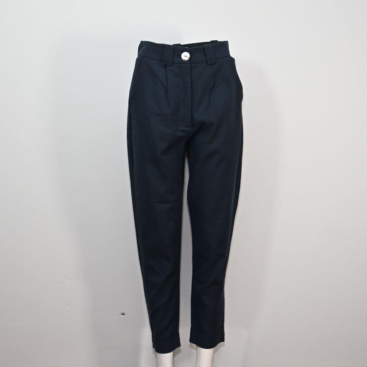 Calça azul marinho com botão madrepérola