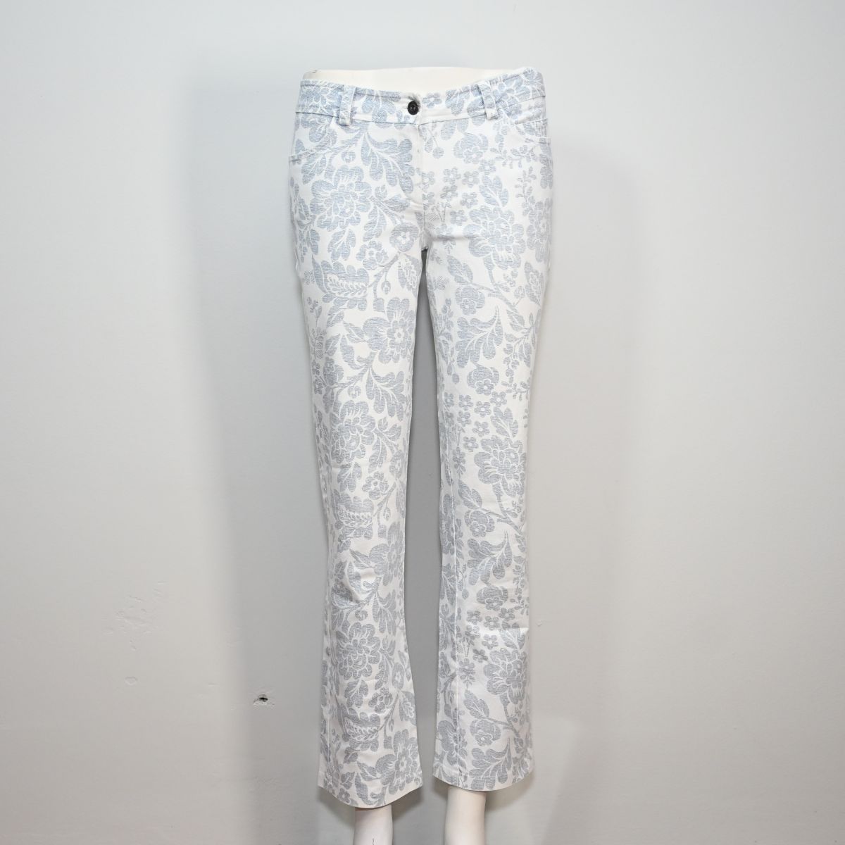 Calça branca com estampa floral